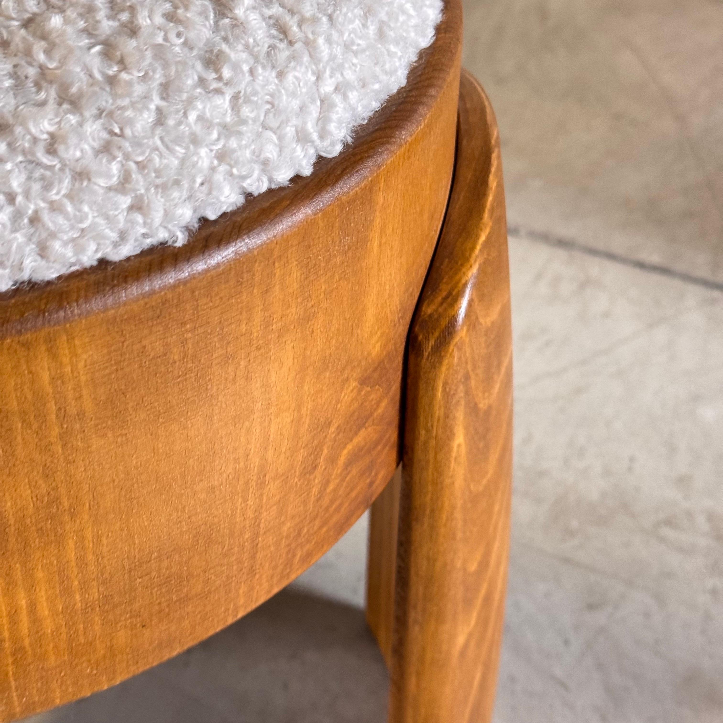 Tabouret sculptural en bois avec luxueux tapisserie en fausse fourrure de canard par FORME en vente 6