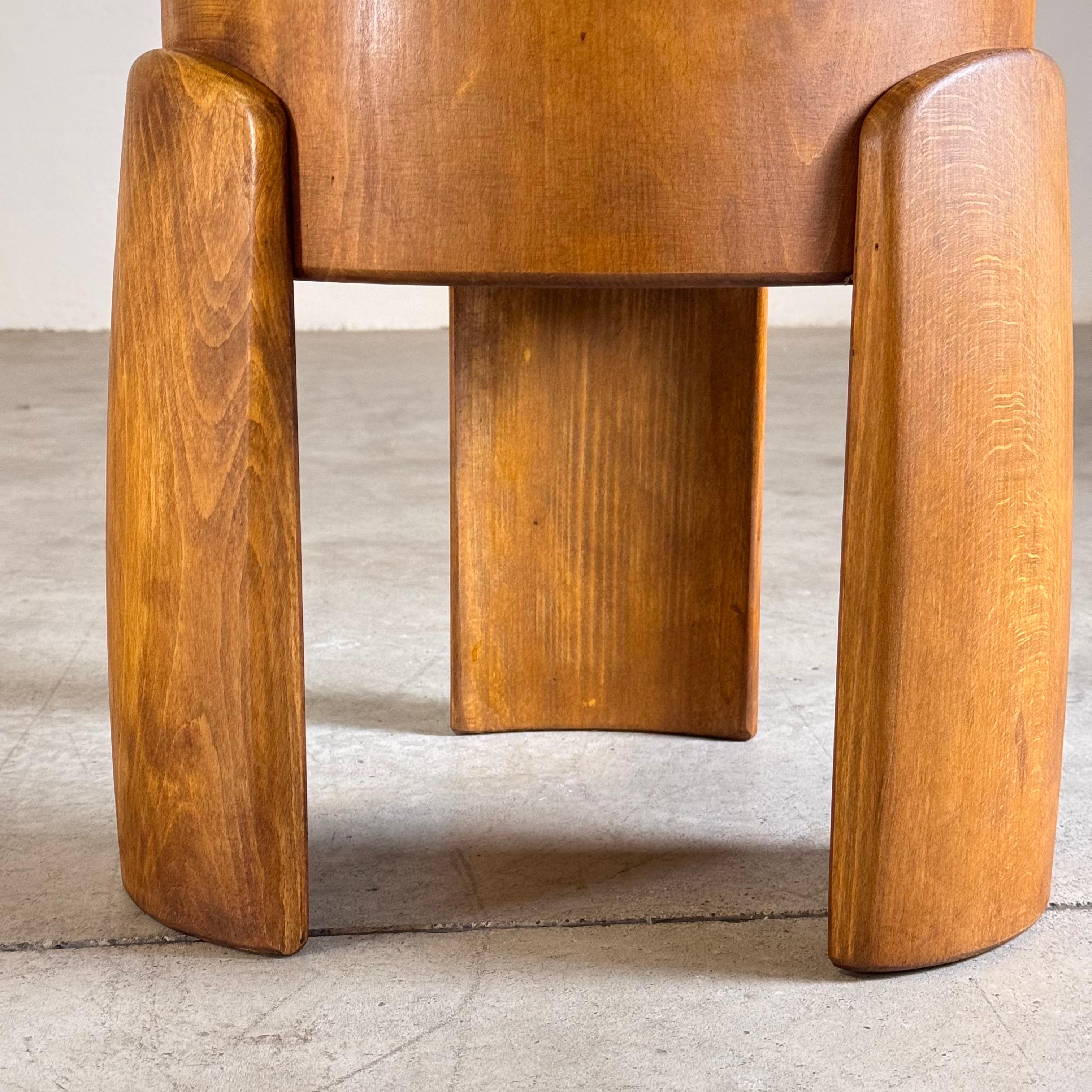 Tabouret sculptural en bois avec luxueux tapisserie en fausse fourrure de canard par FORME en vente 9