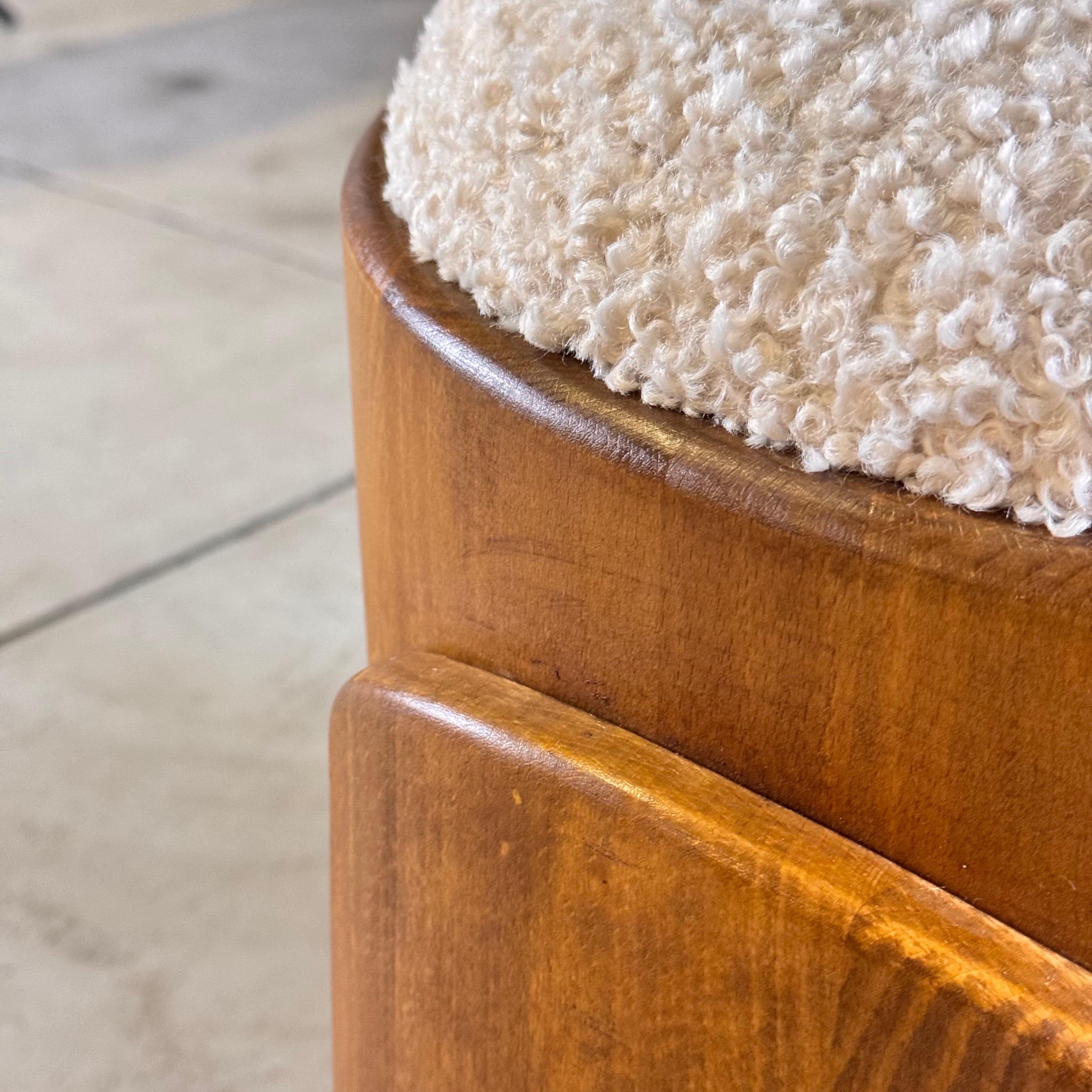 Tabouret sculptural en bois avec luxueux tapisserie en fausse fourrure de canard par FORME en vente 10