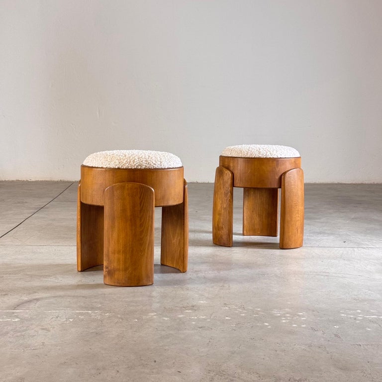 Sgabello scultoreo in legno con rivestimento in pelliccia