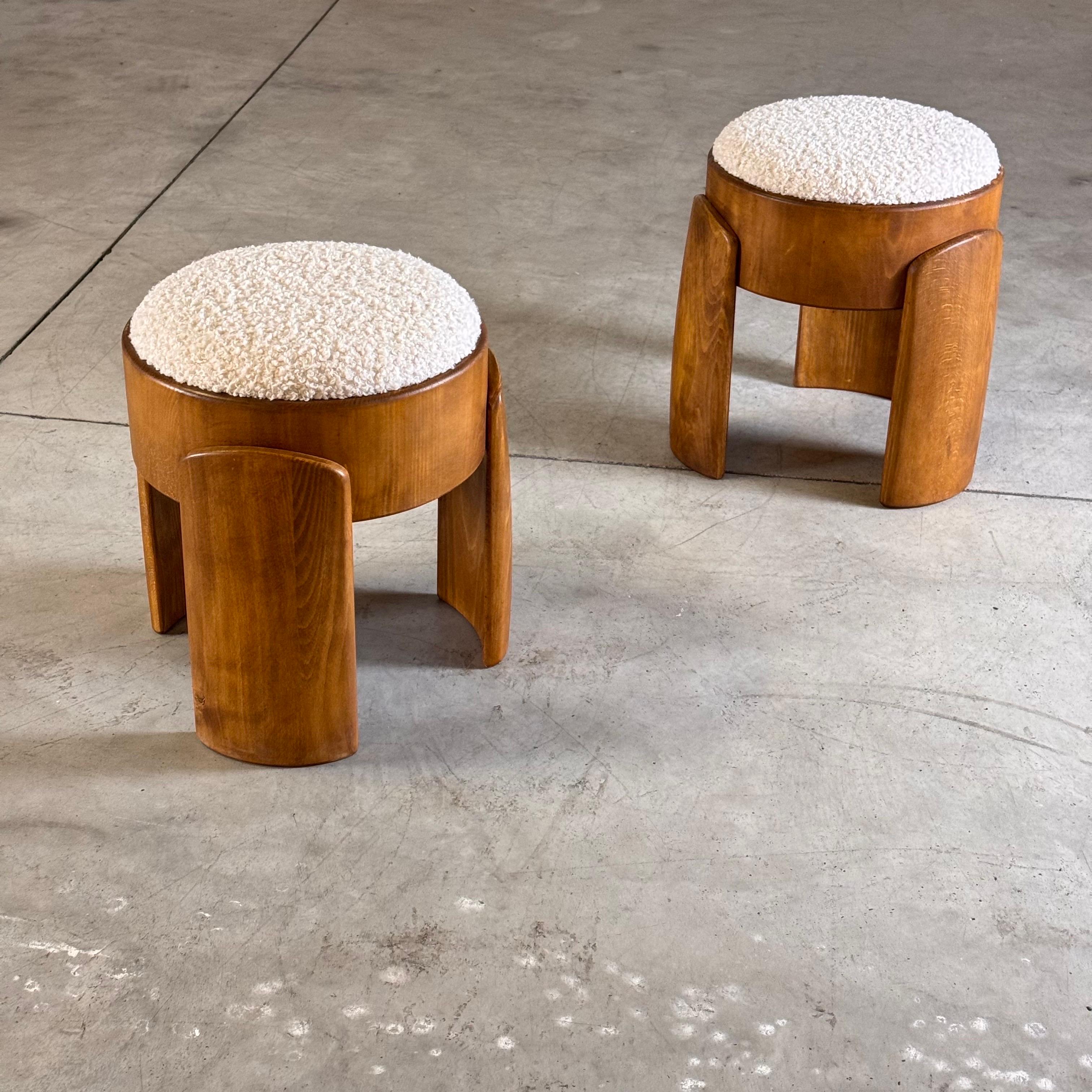 Mid-Century Modern Tabouret sculptural en bois avec luxueux tapisserie en fausse fourrure de canard par FORME en vente