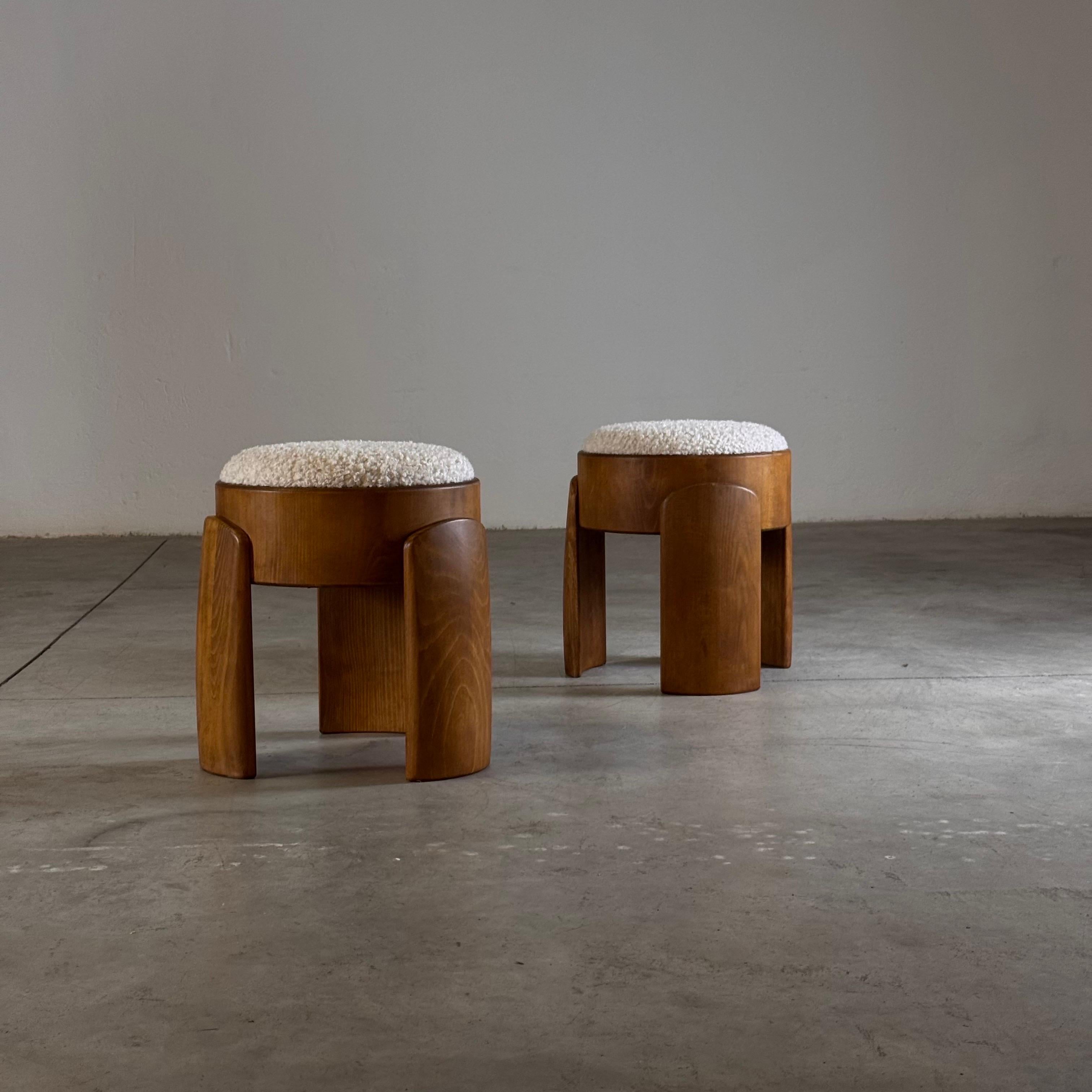 italien Tabouret sculptural en bois avec luxueux tapisserie en fausse fourrure de canard par FORME en vente