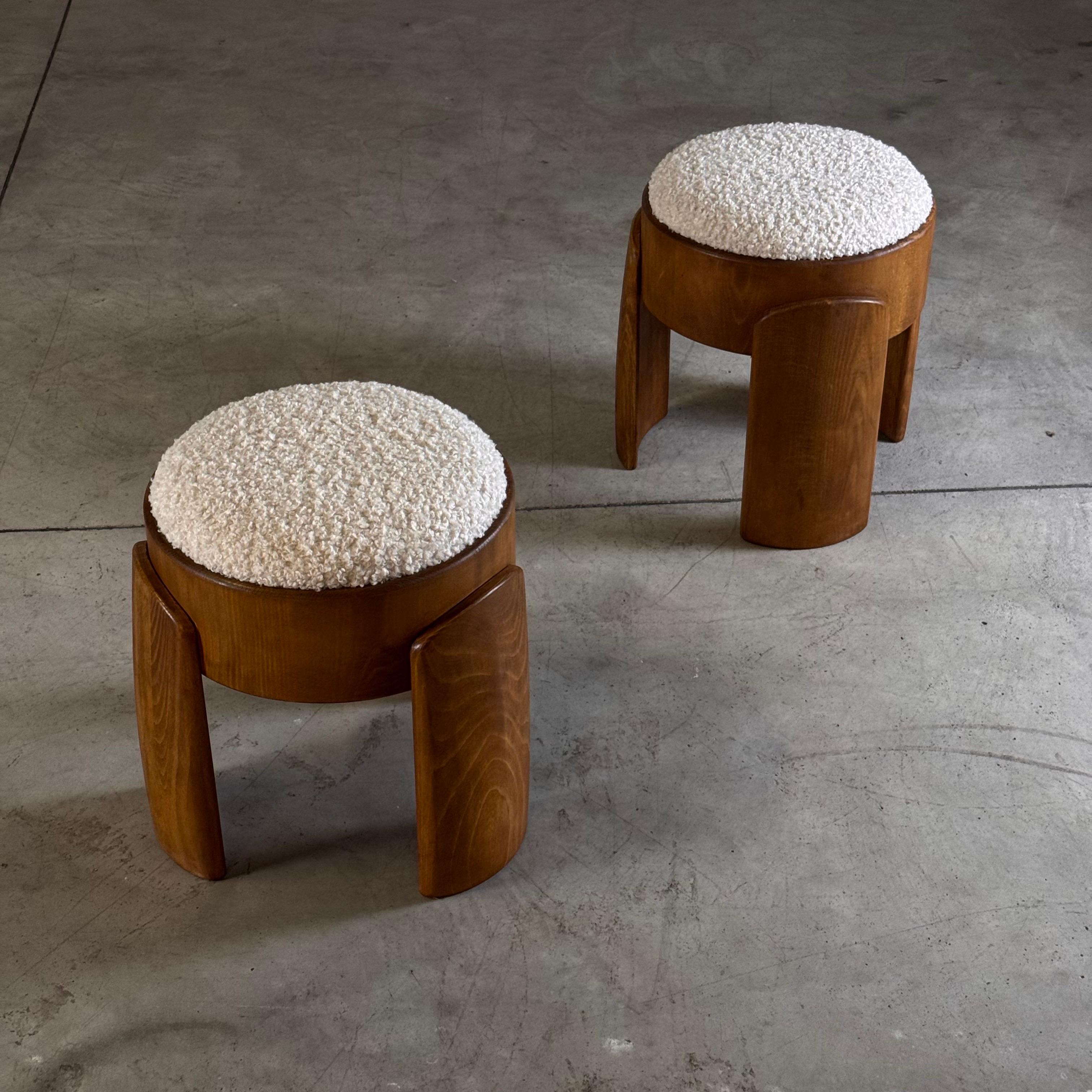Tabouret sculptural en bois avec luxueux tapisserie en fausse fourrure de canard par FORME Excellent état - En vente à Bagnolo Mella, Brescia