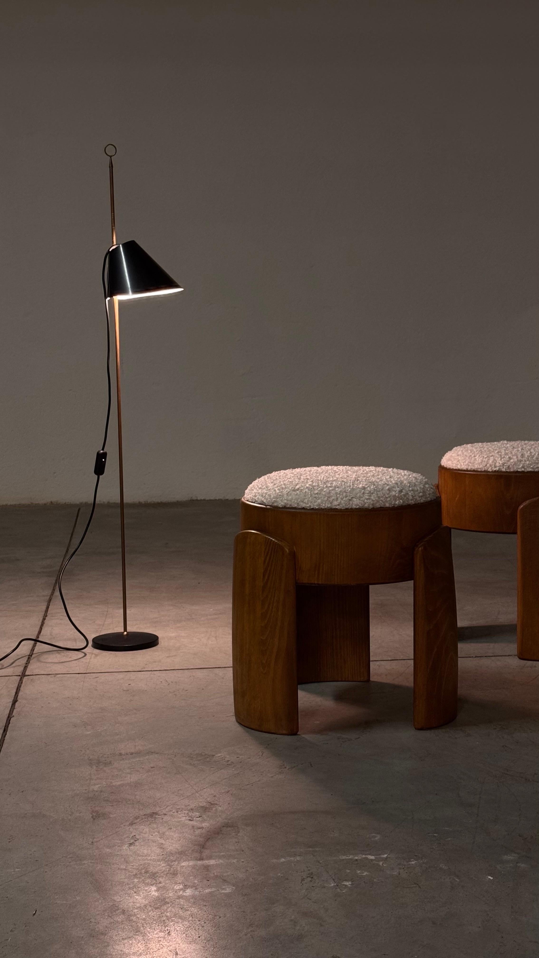 XXIe siècle et contemporain Tabouret sculptural en bois avec luxueux tapisserie en fausse fourrure de canard par FORME en vente