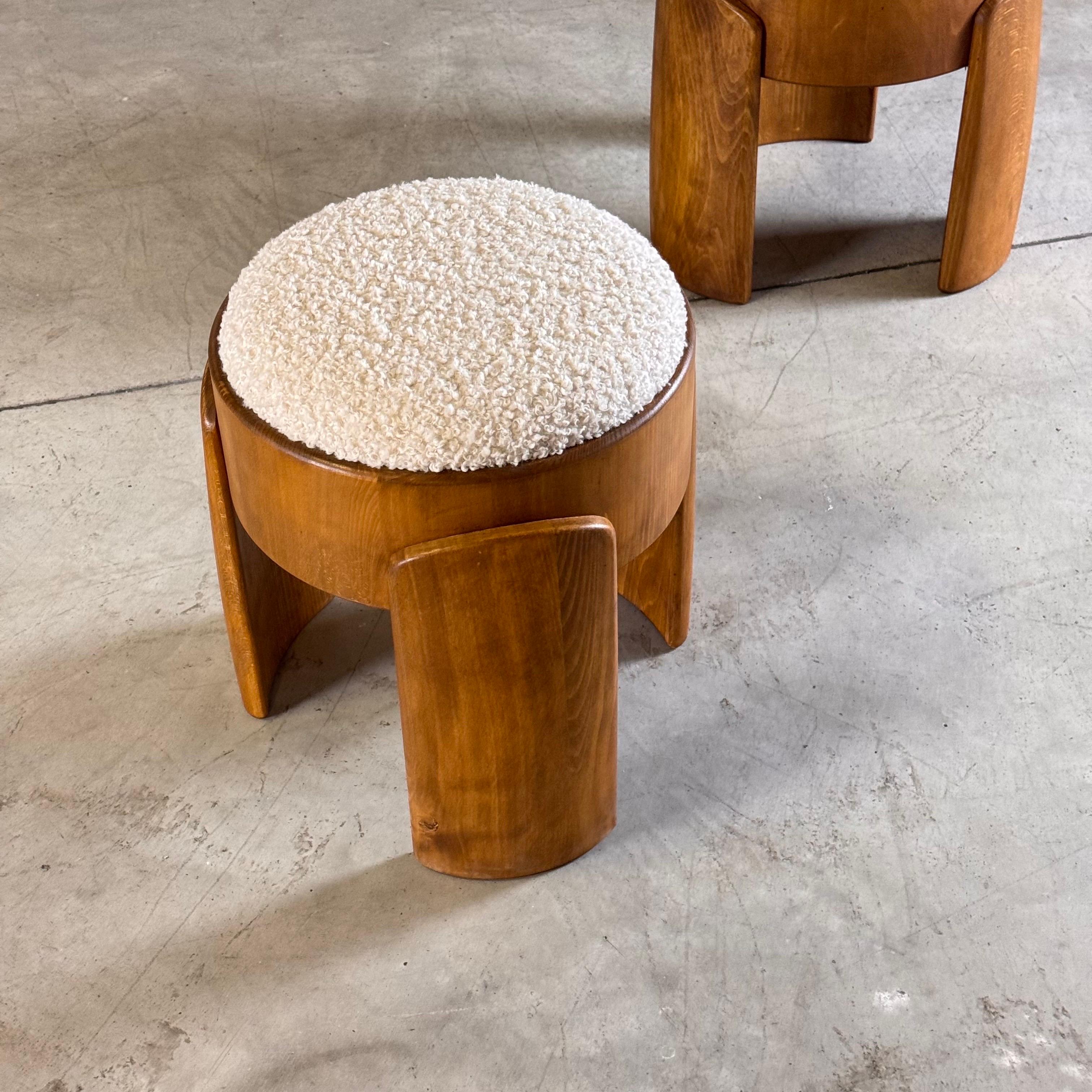 Tabouret sculptural en bois avec luxueux tapisserie en fausse fourrure de canard par FORME en vente 1