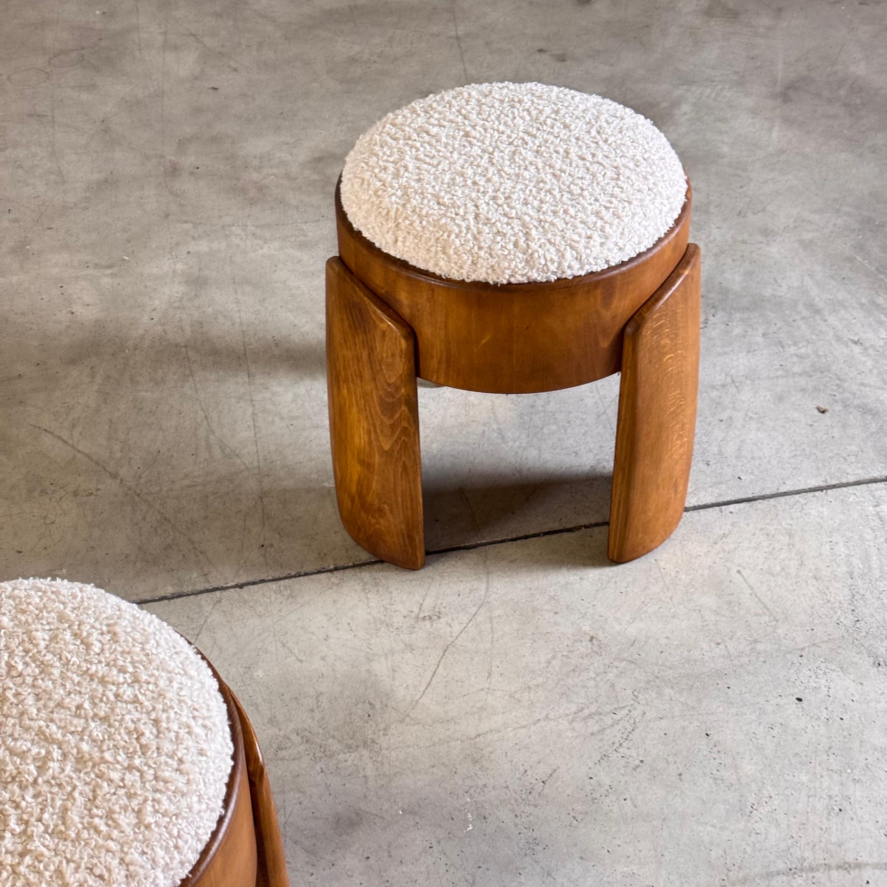 Skulpturaler Holzhocker mit luxuriösem Pudel-Kunstfell-Polster, 4er-Set (21. Jahrhundert und zeitgenössisch) im Angebot