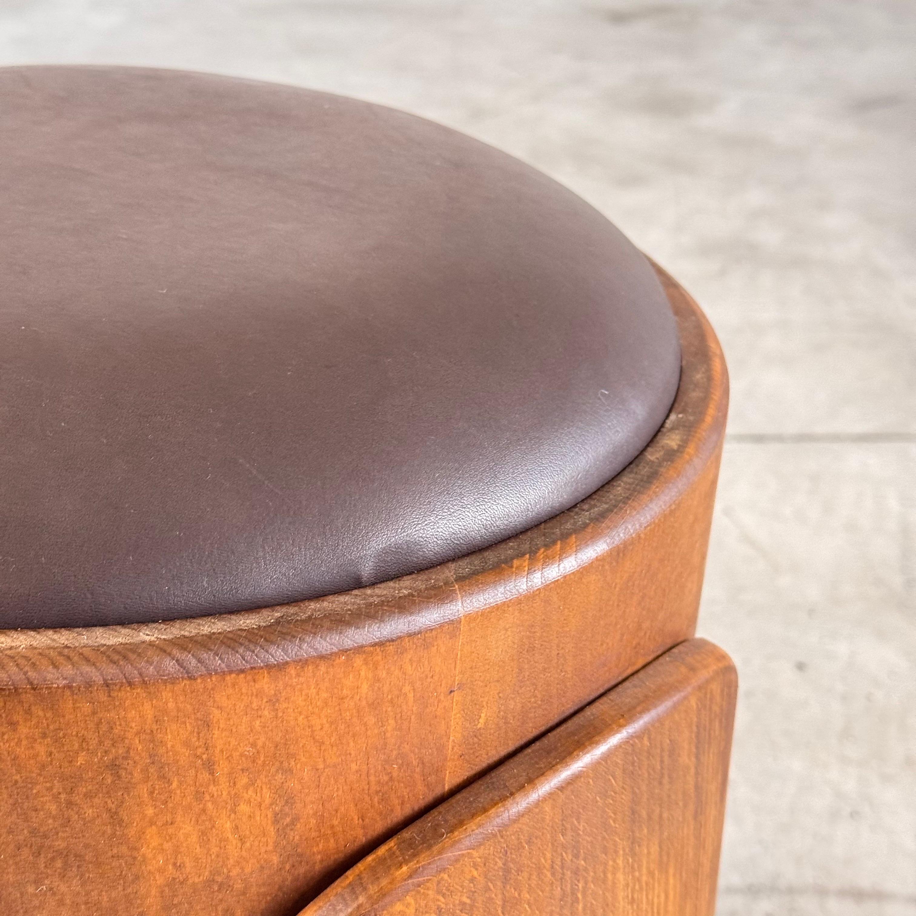 Taburete escultural de madera con cuero marrón oscuro encerado de FORME, Italia en venta 2