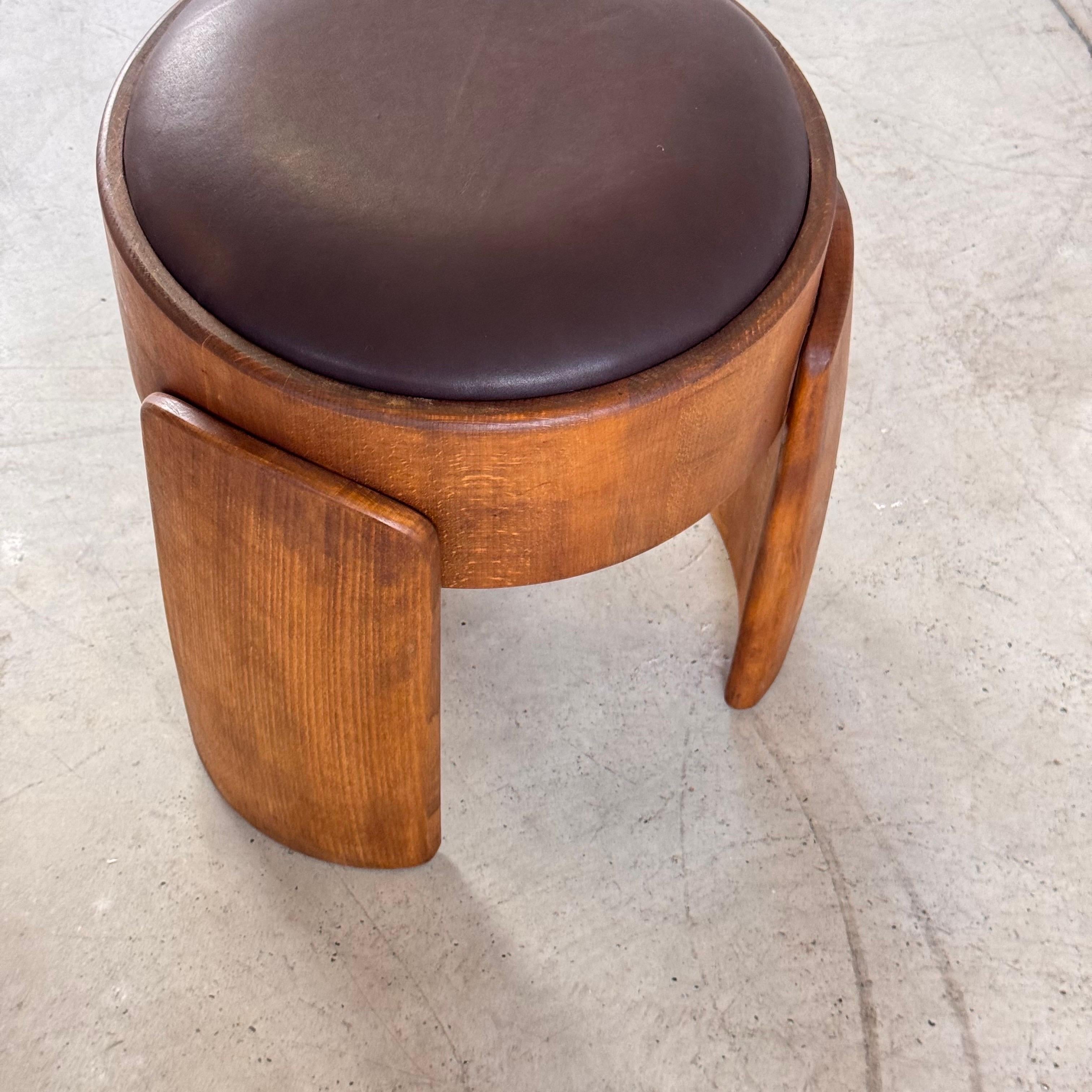 Taburete escultural de madera con cuero marrón oscuro encerado de FORME, Italia en venta 3