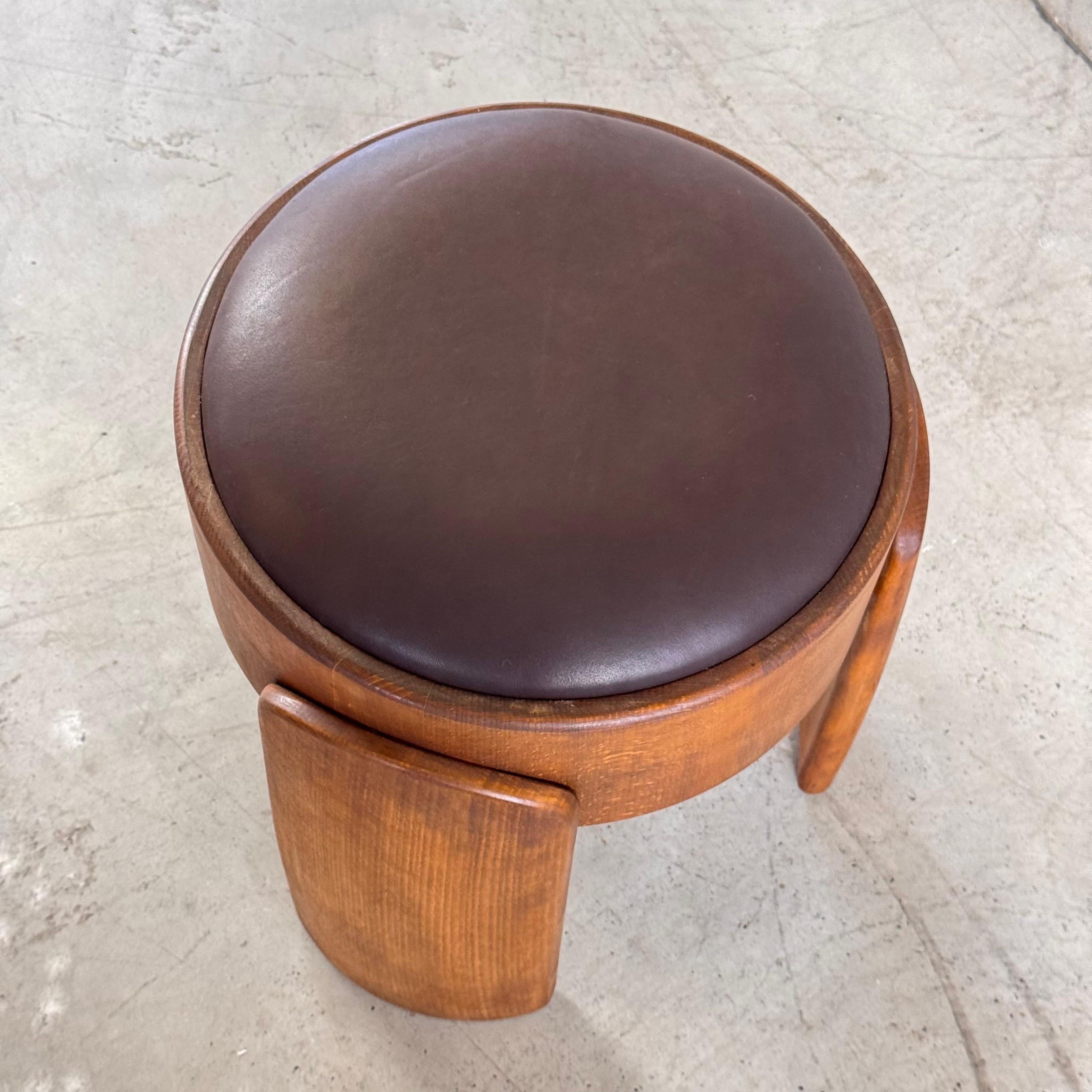Taburete escultural de madera con cuero marrón oscuro encerado de FORME, Italia en venta 4