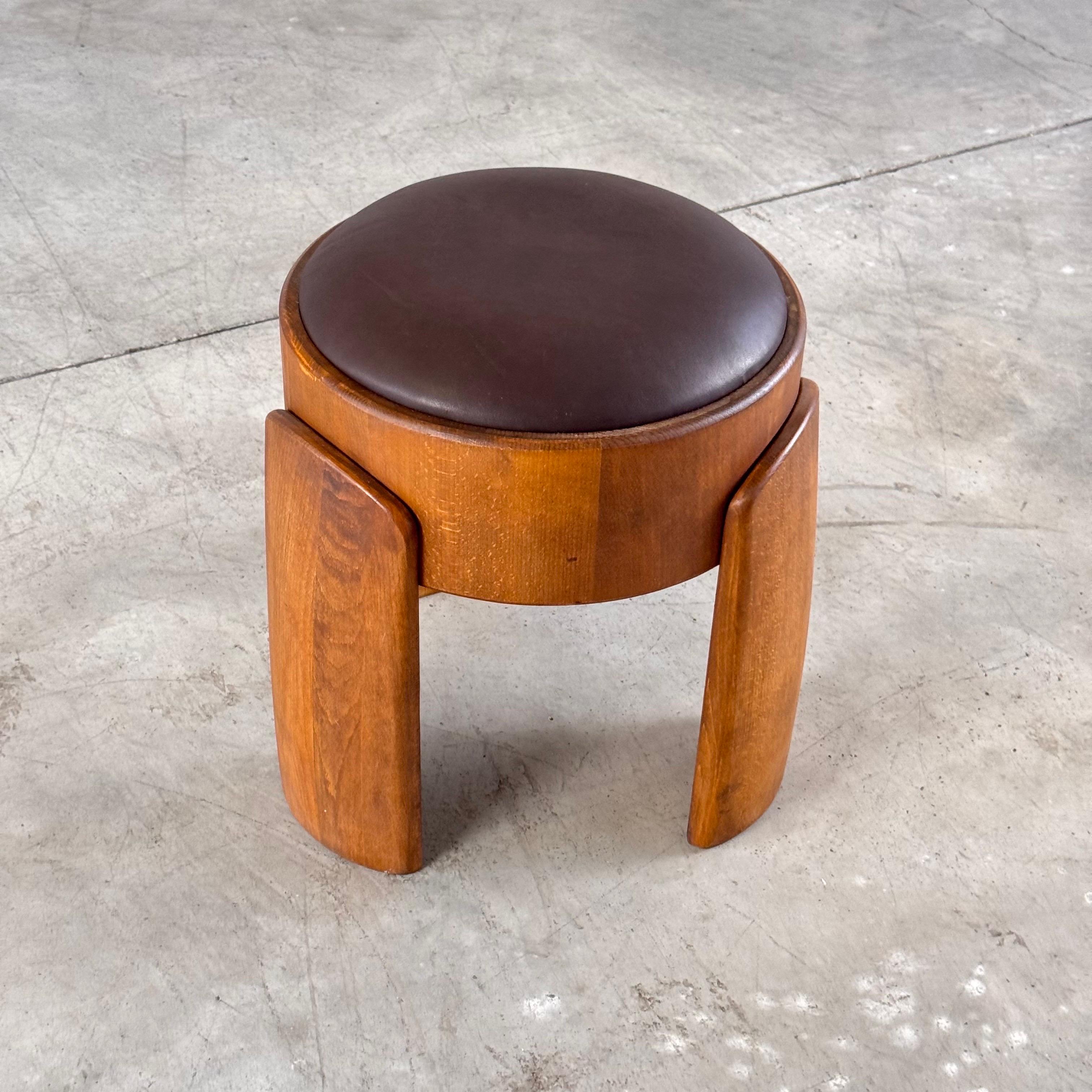 Taburete escultural de madera con cuero marrón oscuro encerado de FORME, Italia en venta 5