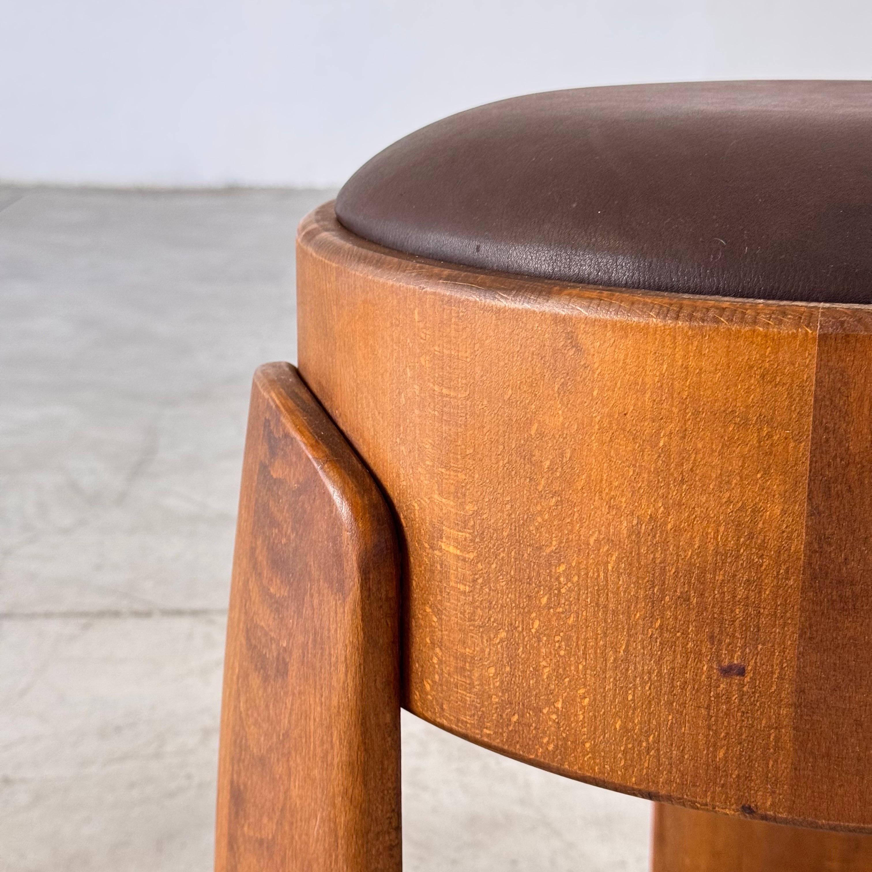 Taburete escultural de madera con cuero marrón oscuro encerado de FORME, Italia en venta 6