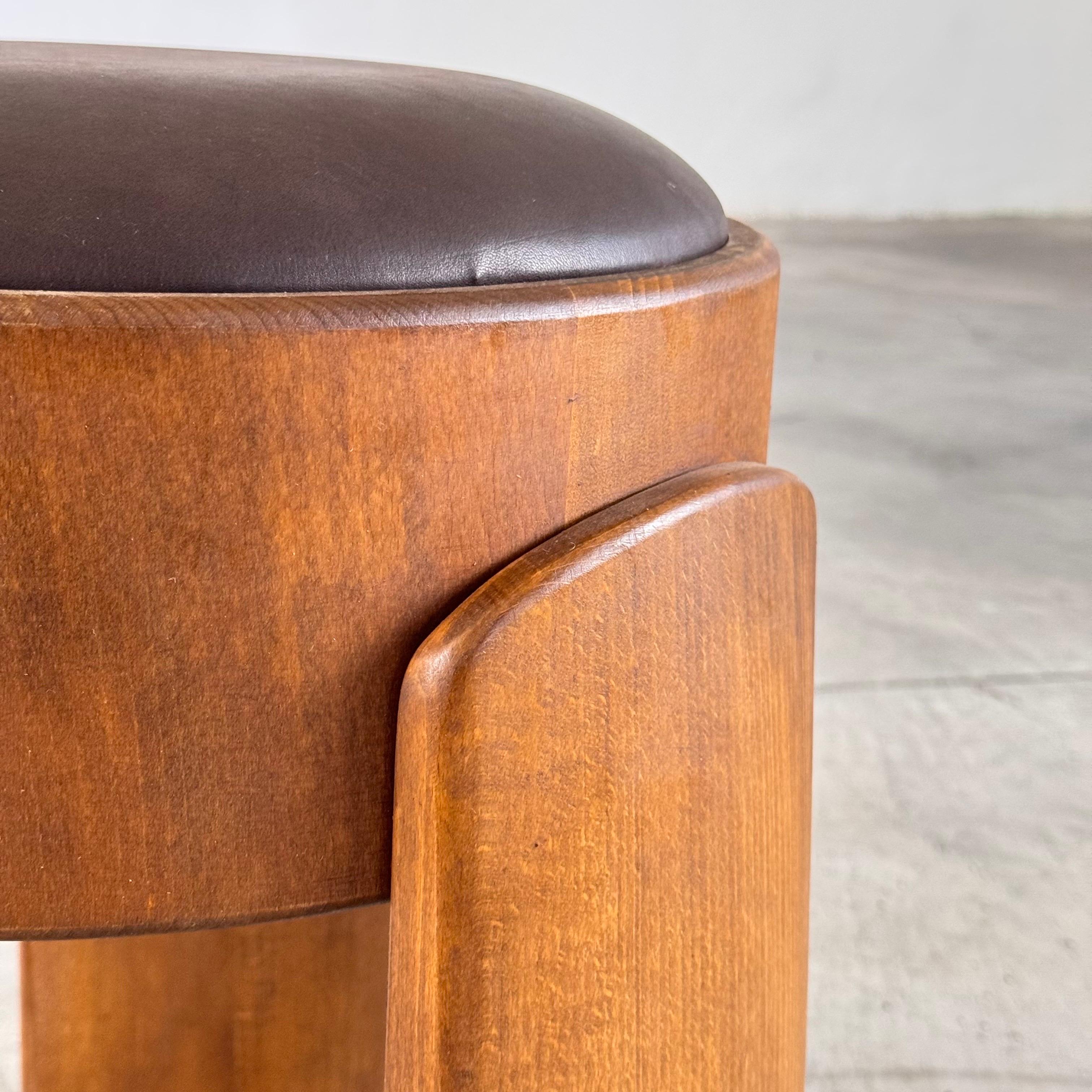 Taburete escultural de madera con cuero marrón oscuro encerado de FORME, Italia en venta 7