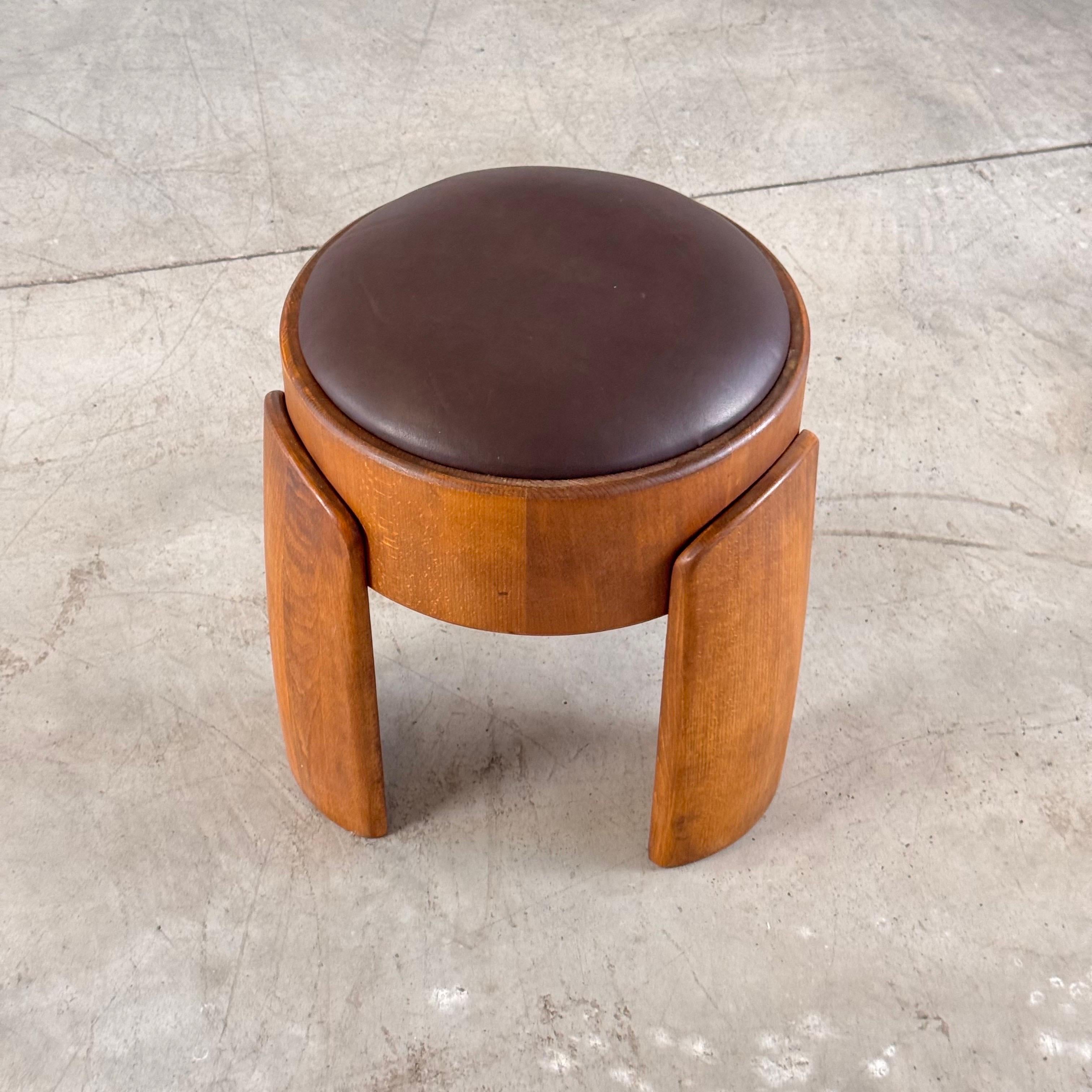 Taburete escultural de madera con cuero marrón oscuro encerado de FORME, Italia Moderno de mediados de siglo en venta