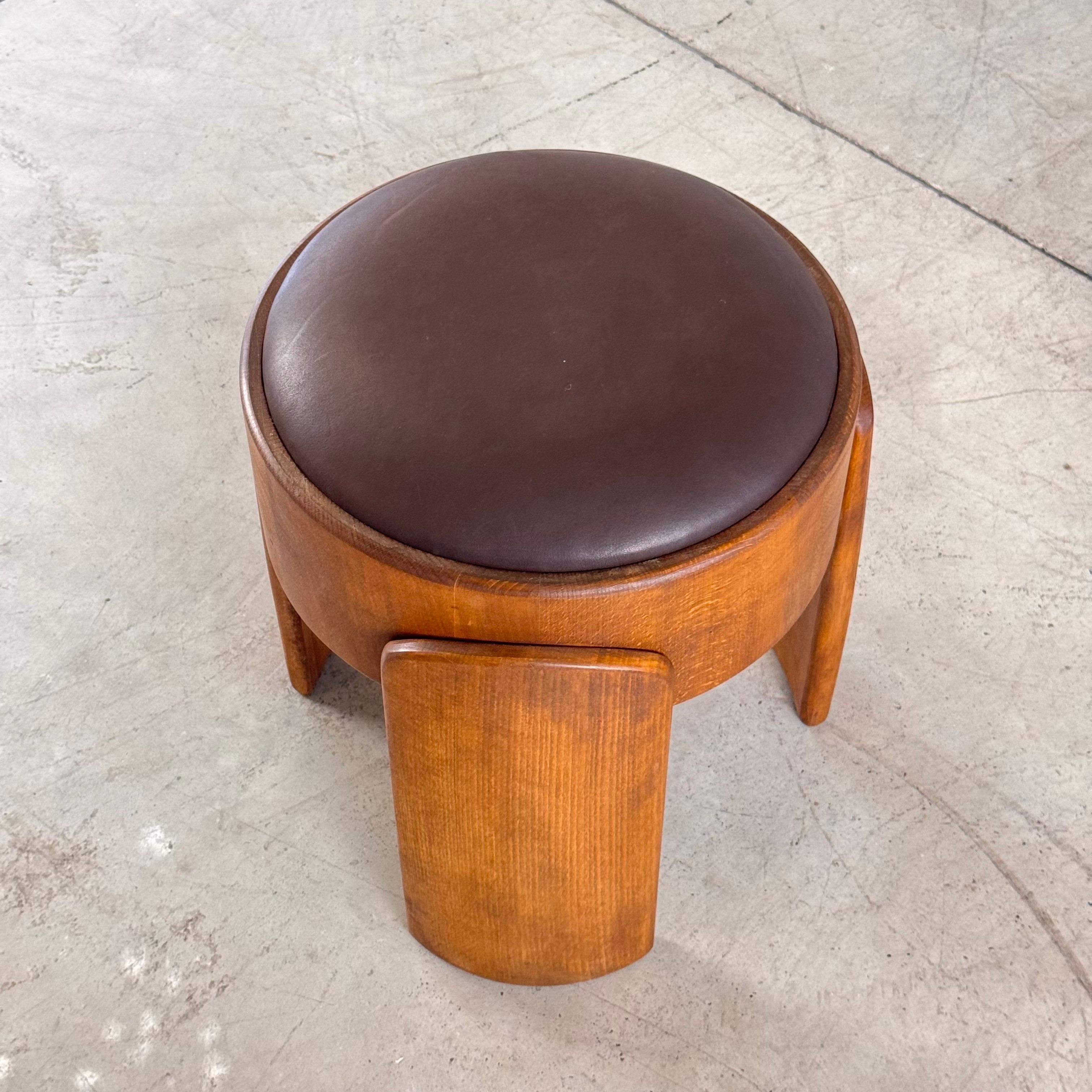 Taburete escultural de madera con cuero marrón oscuro encerado de FORME, Italia Italiano en venta