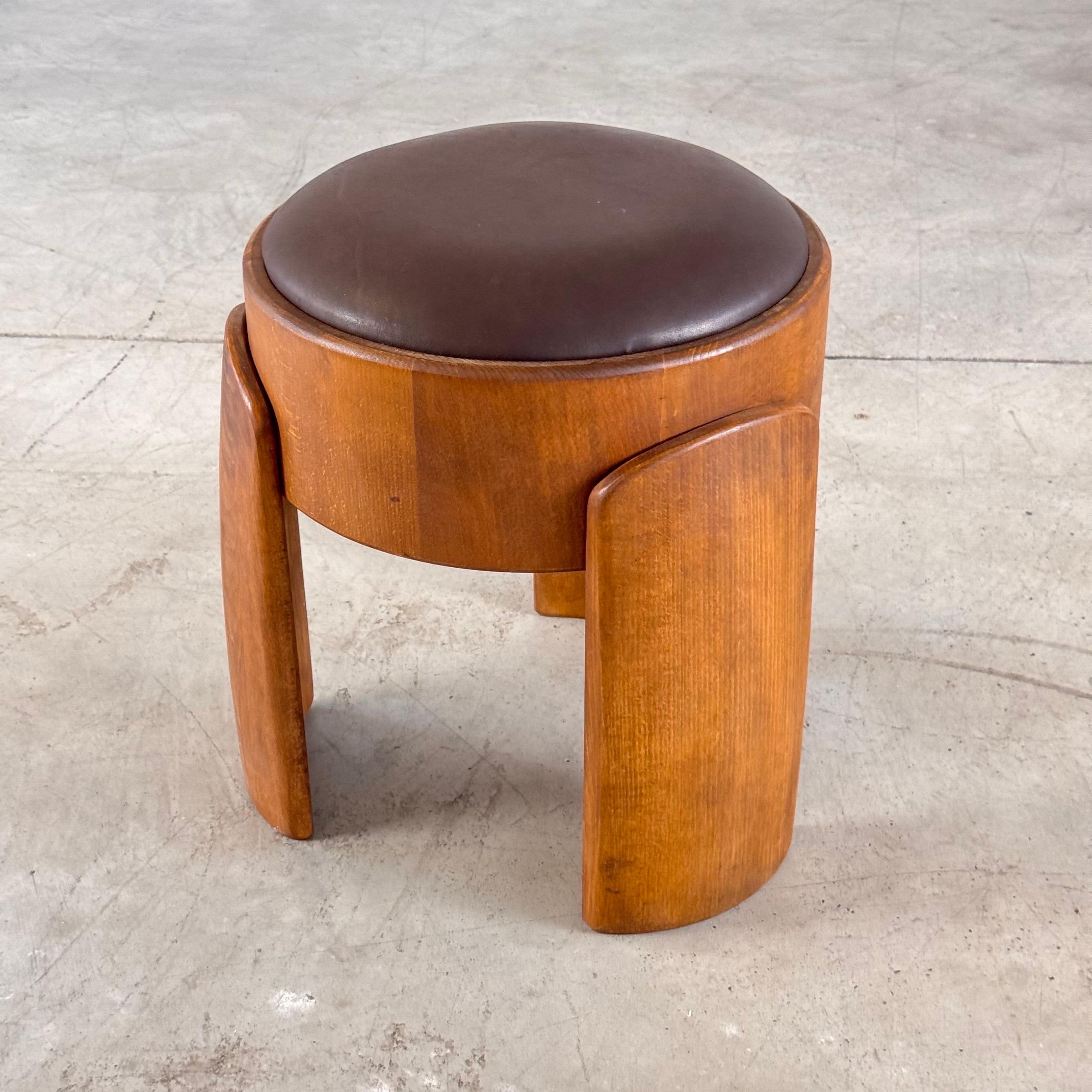 Taburete escultural de madera con cuero marrón oscuro encerado de FORME, Italia Hecho a mano en venta