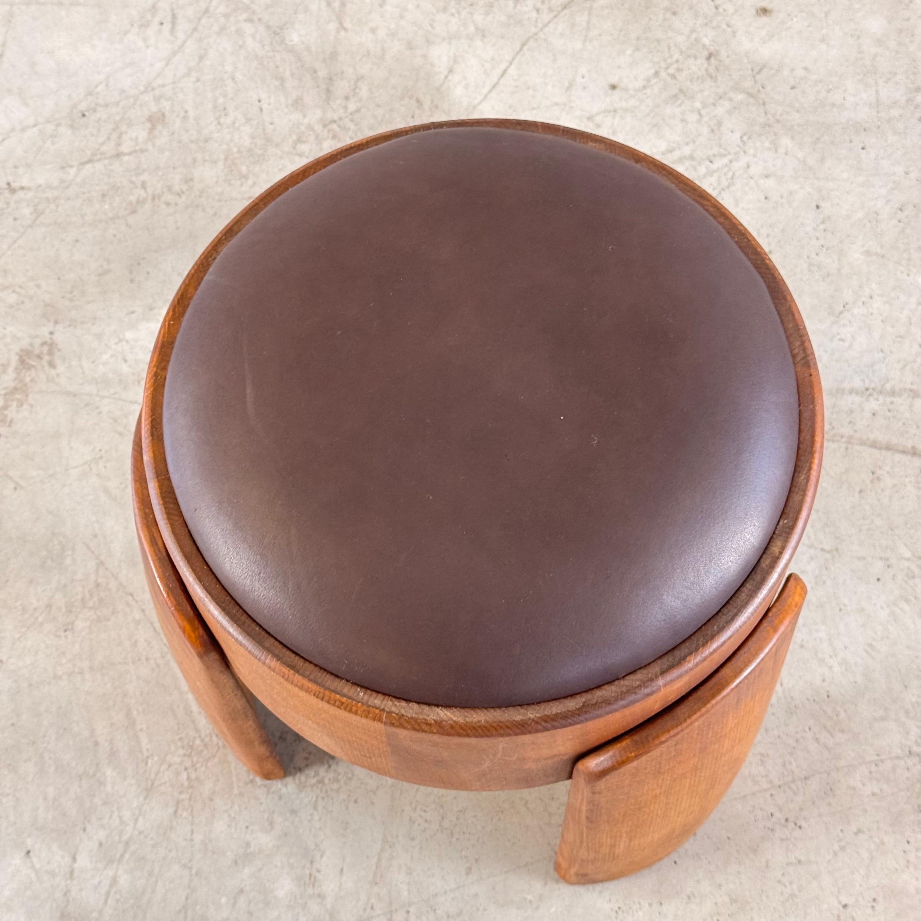 Taburete escultural de madera con cuero marrón oscuro encerado de FORME, Italia en Excelente estado para la venta en Bagnolo Mella, Brescia