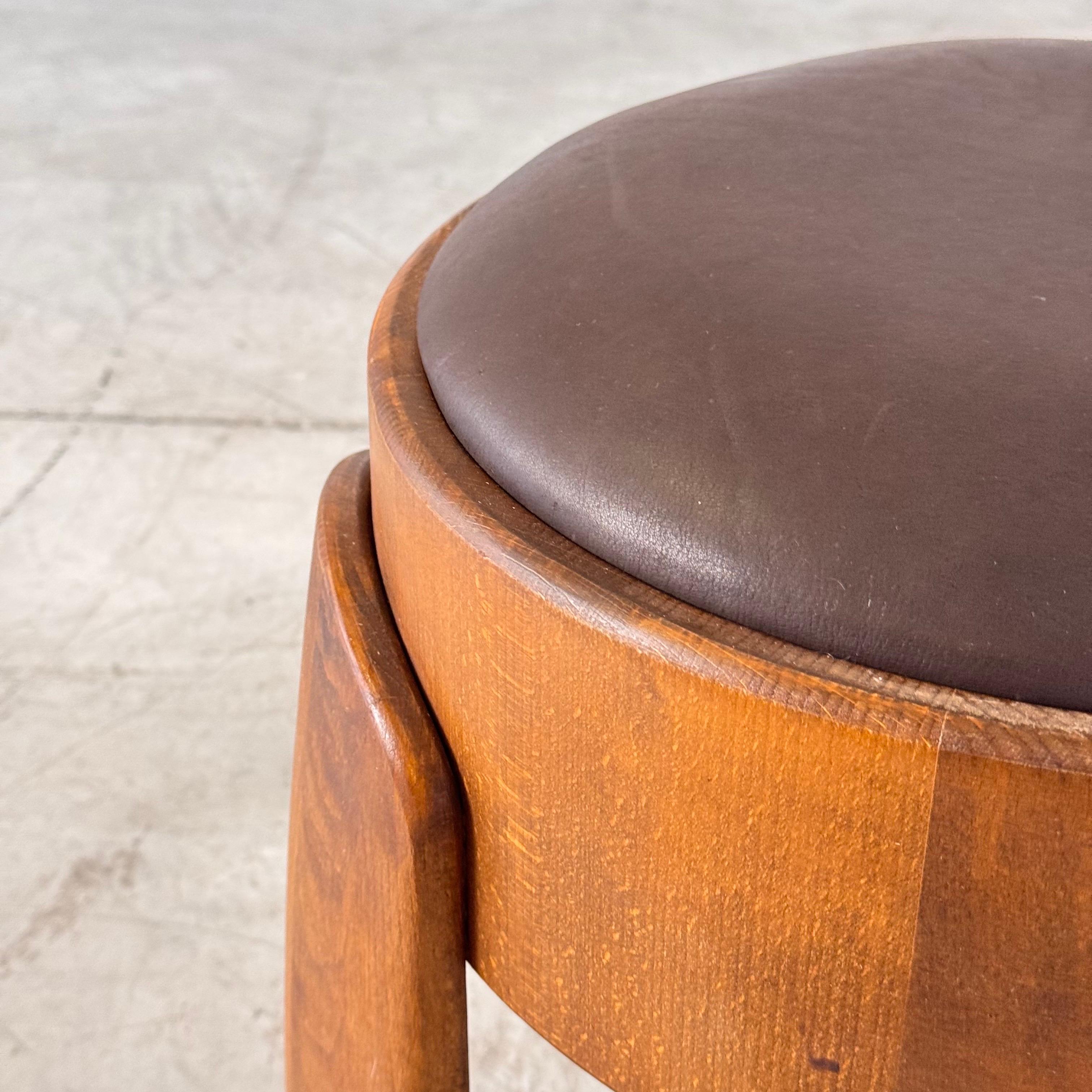 Taburete escultural de madera con cuero marrón oscuro encerado de FORME, Italia Siglo XXI y contemporáneo en venta