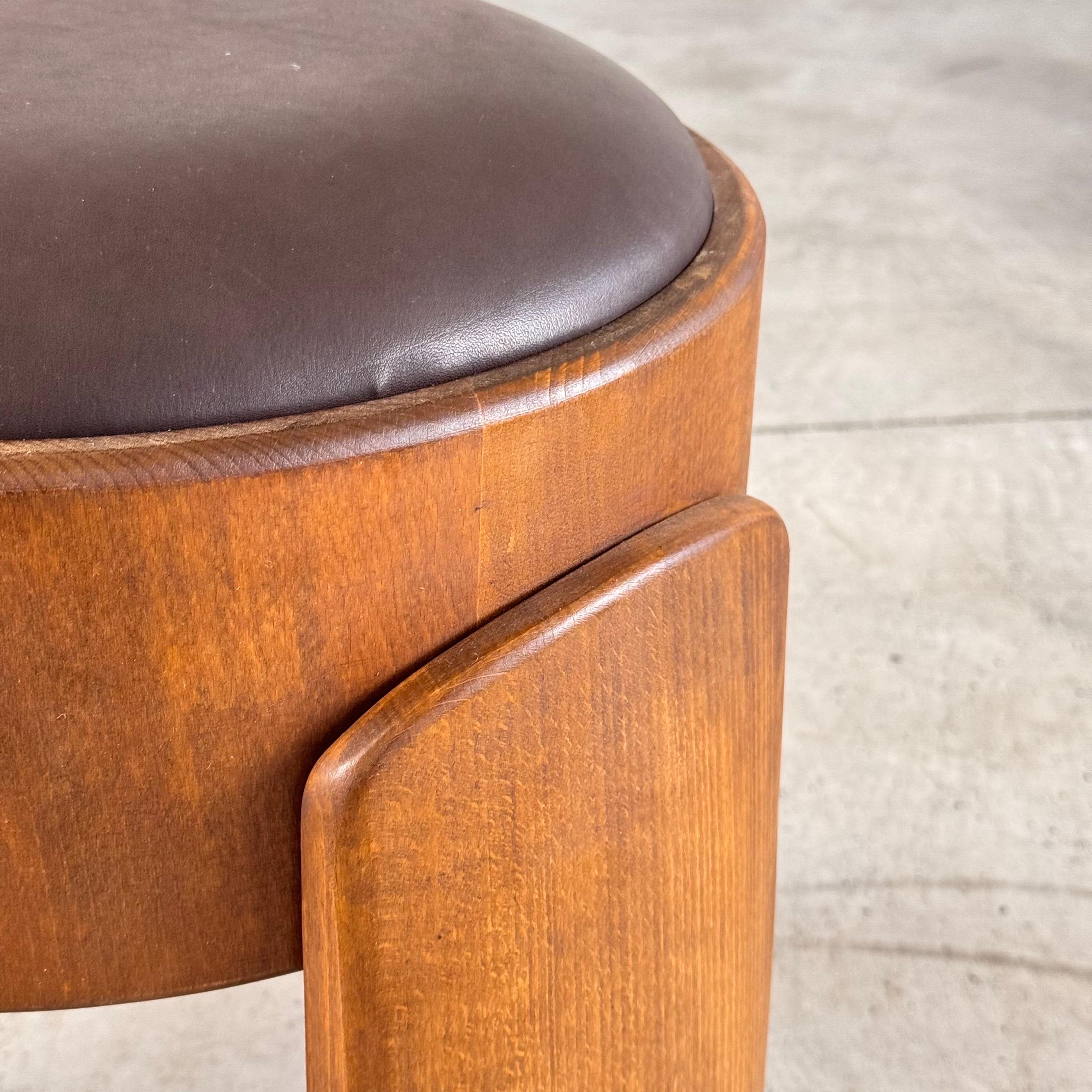 Taburete escultural de madera con cuero marrón oscuro encerado de FORME, Italia Cuero en venta