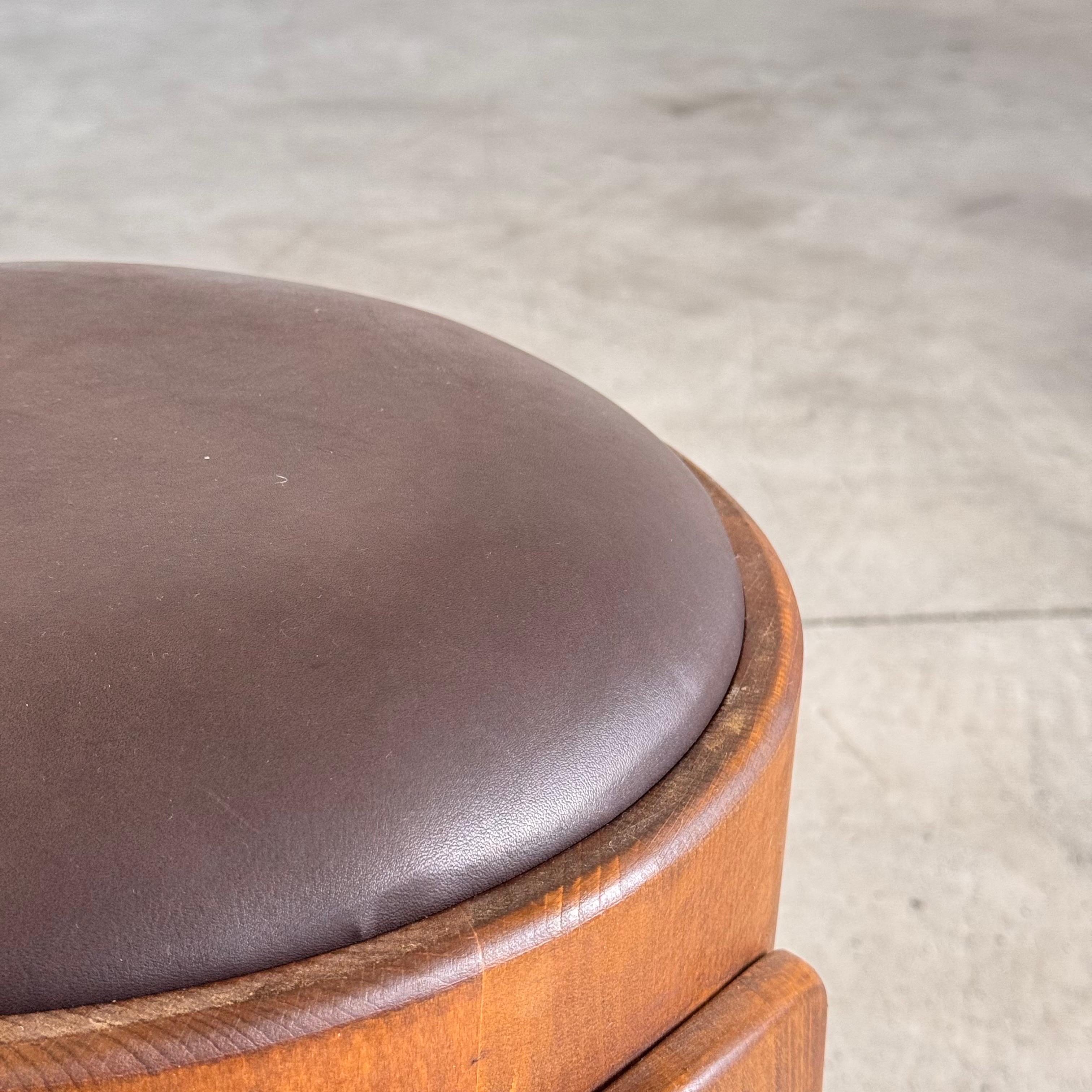 Taburete escultural de madera con cuero marrón oscuro encerado de FORME, Italia en venta 1