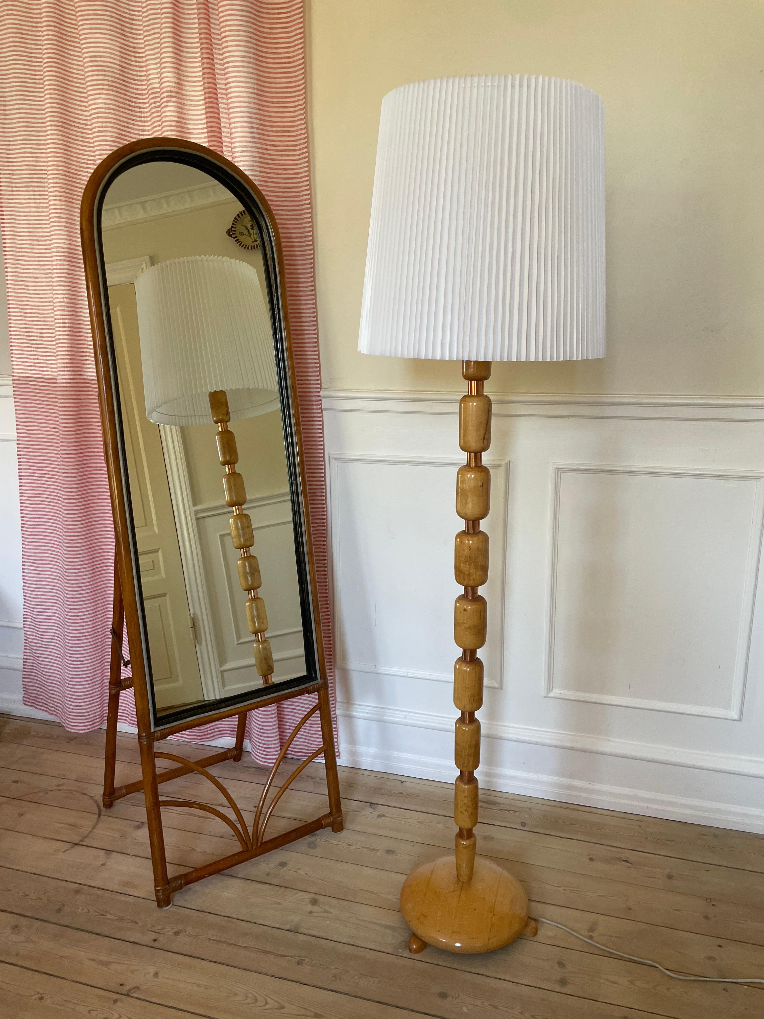 1950s organic modernist wooden floor lamp. Large lacquered oblong shaped pine wood sections interchanging with rose golden colored metal giving the piece a structural, architectural look. Round solid lacquered wood base with three small feet.