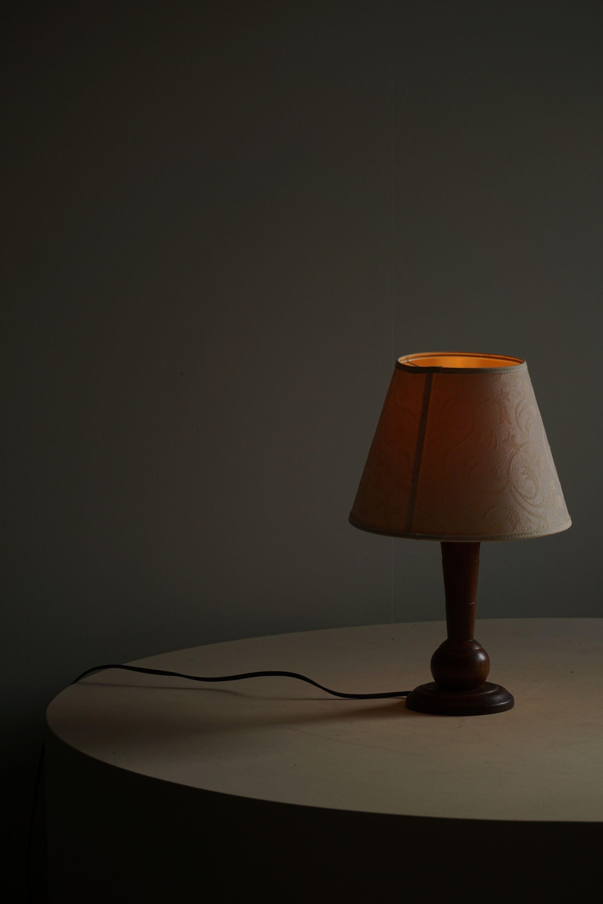 Lampe de table en teck du milieu du 20e siècle. Fabriqué au Danemark dans les années 1940. Une belle forme qui complète l'impression générale de cette lampe de table Art déco.


