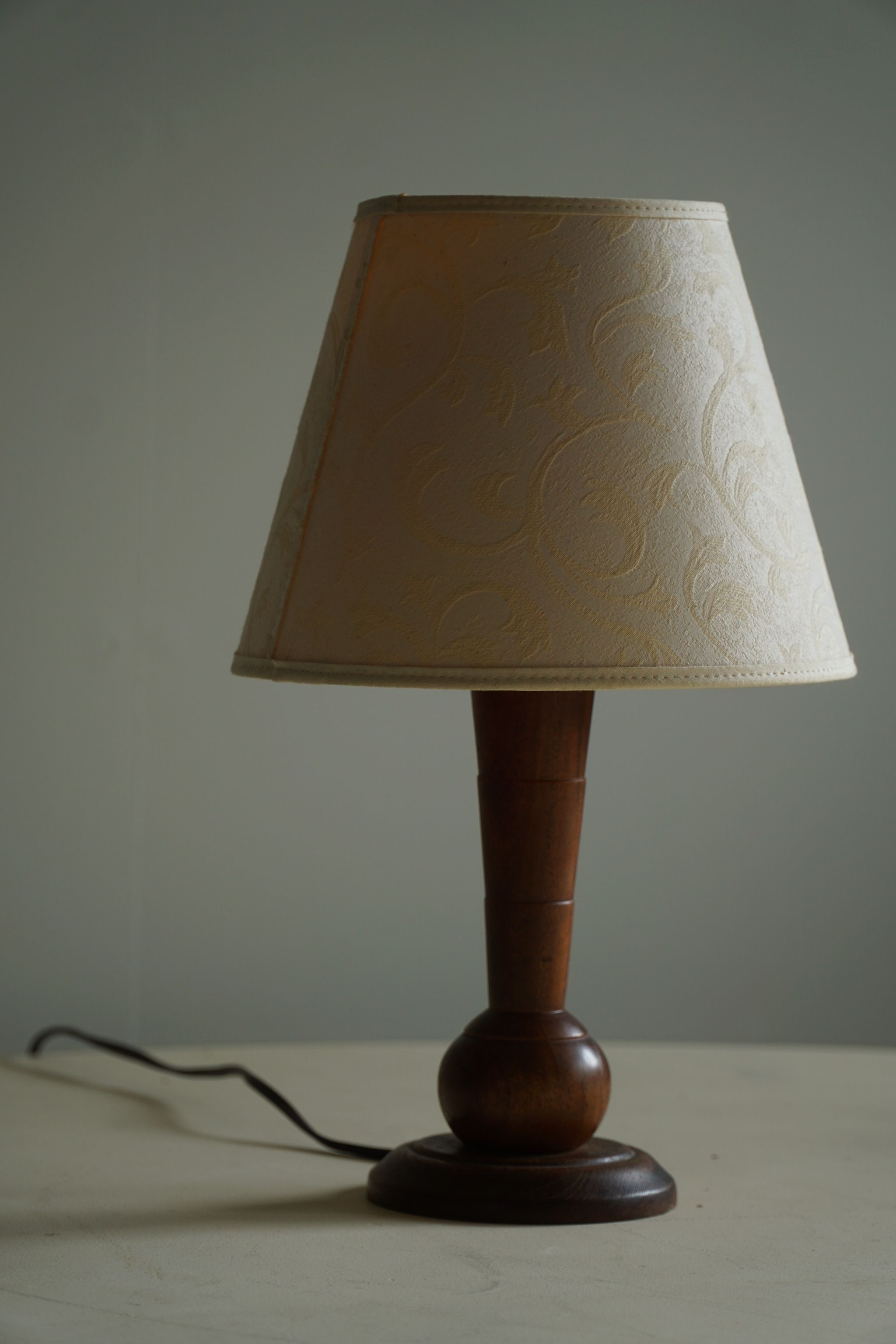 Sculptural Wooden Teak Art Deco Table Lamp, Danish Modern, 1940s For Sale 1