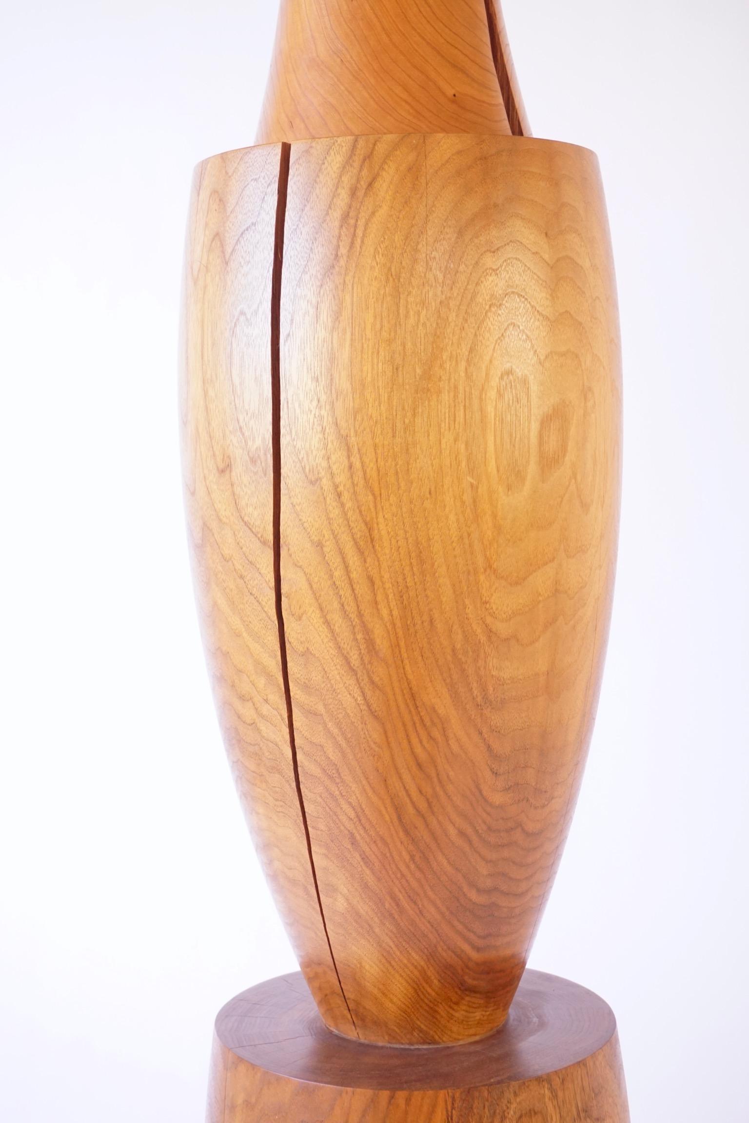 Américain TOTEM #2 en bois sculpté tourné par Chris Lehrecke en vente