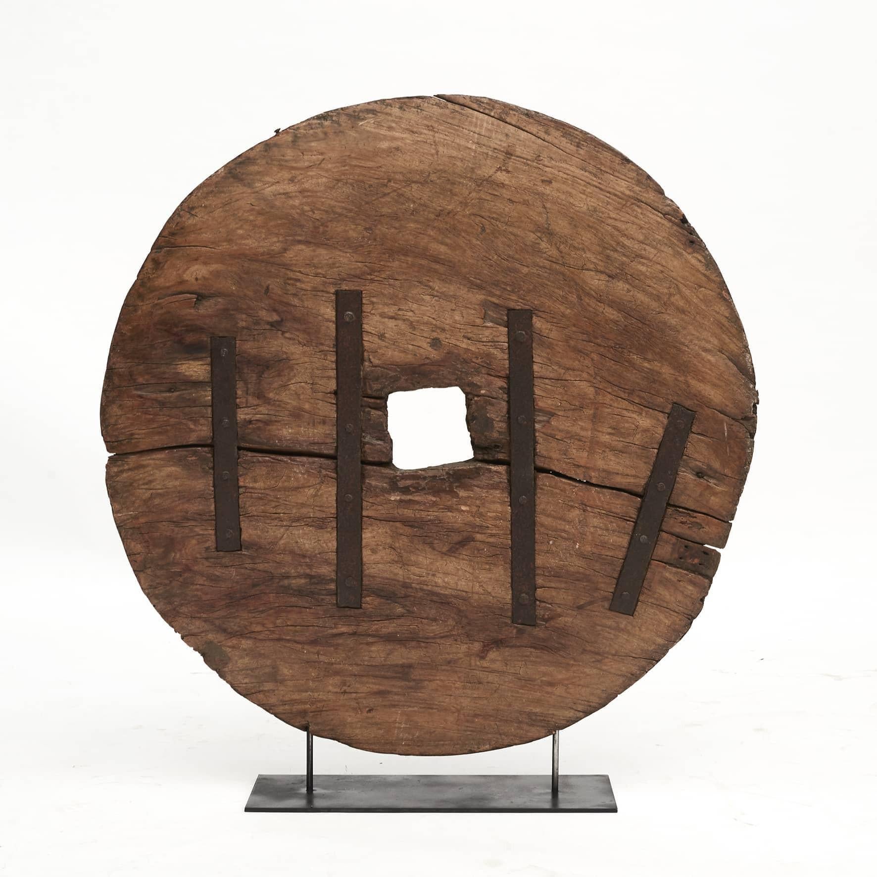 Sculptural and decorative wagon wheel.
Made in one piece of Molave (Nobel wood) ??precious wood with iron fittings.
Base added later.
Today Molave ??is a protected type of wood.
Philippines 19th century.

Measurement (cm) H: 96 - 91 W: 89 D: 8.