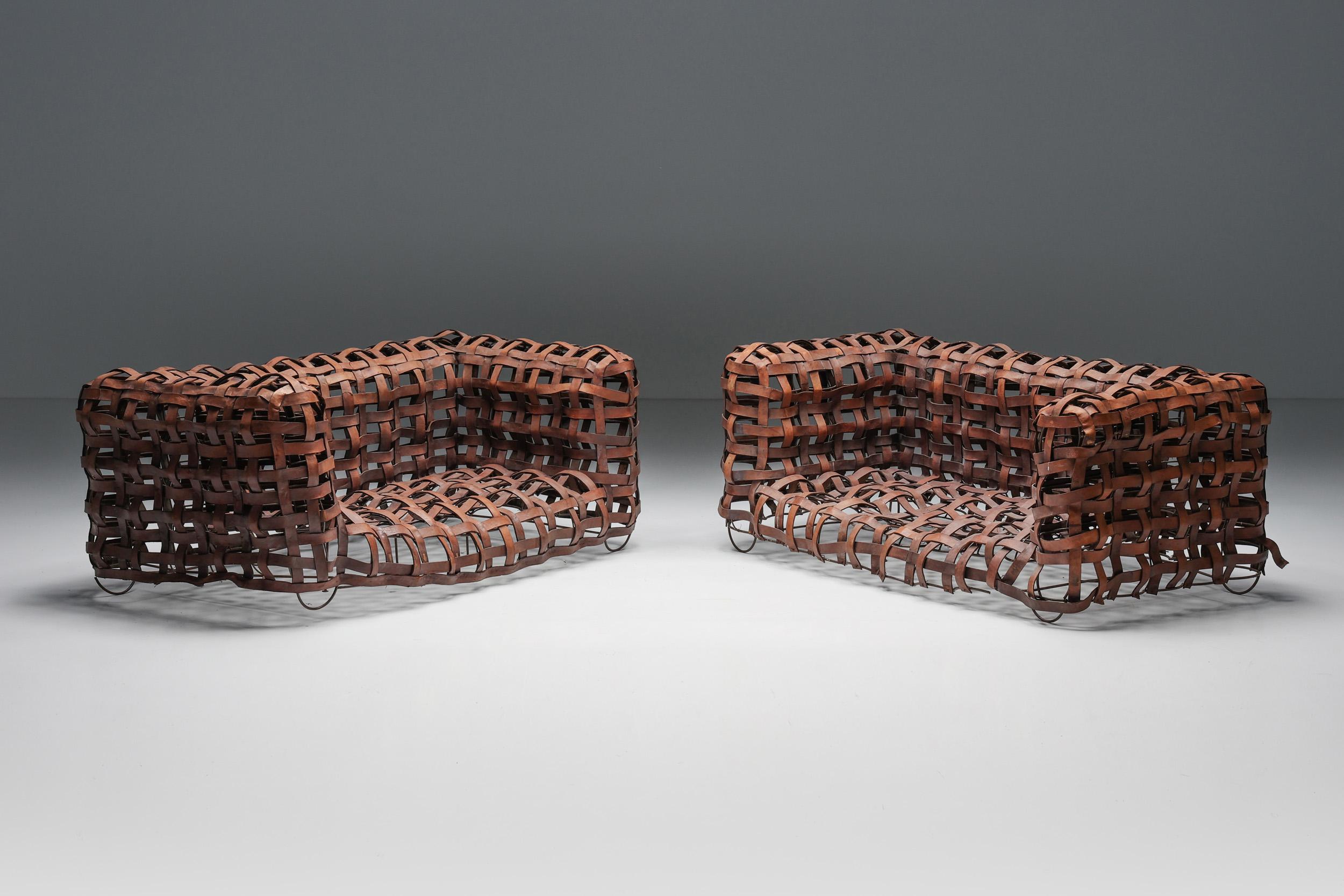 Pelle intrecciata; Divano scultoreo; Struttura in metallo; Divani; Due posti; Set da salotto; Regno Unito; UK; scultura; Anni '50; 

Divano scultoreo in pelle marrone intrecciata. La sottile struttura in metallo definisce la forma della seduta. I