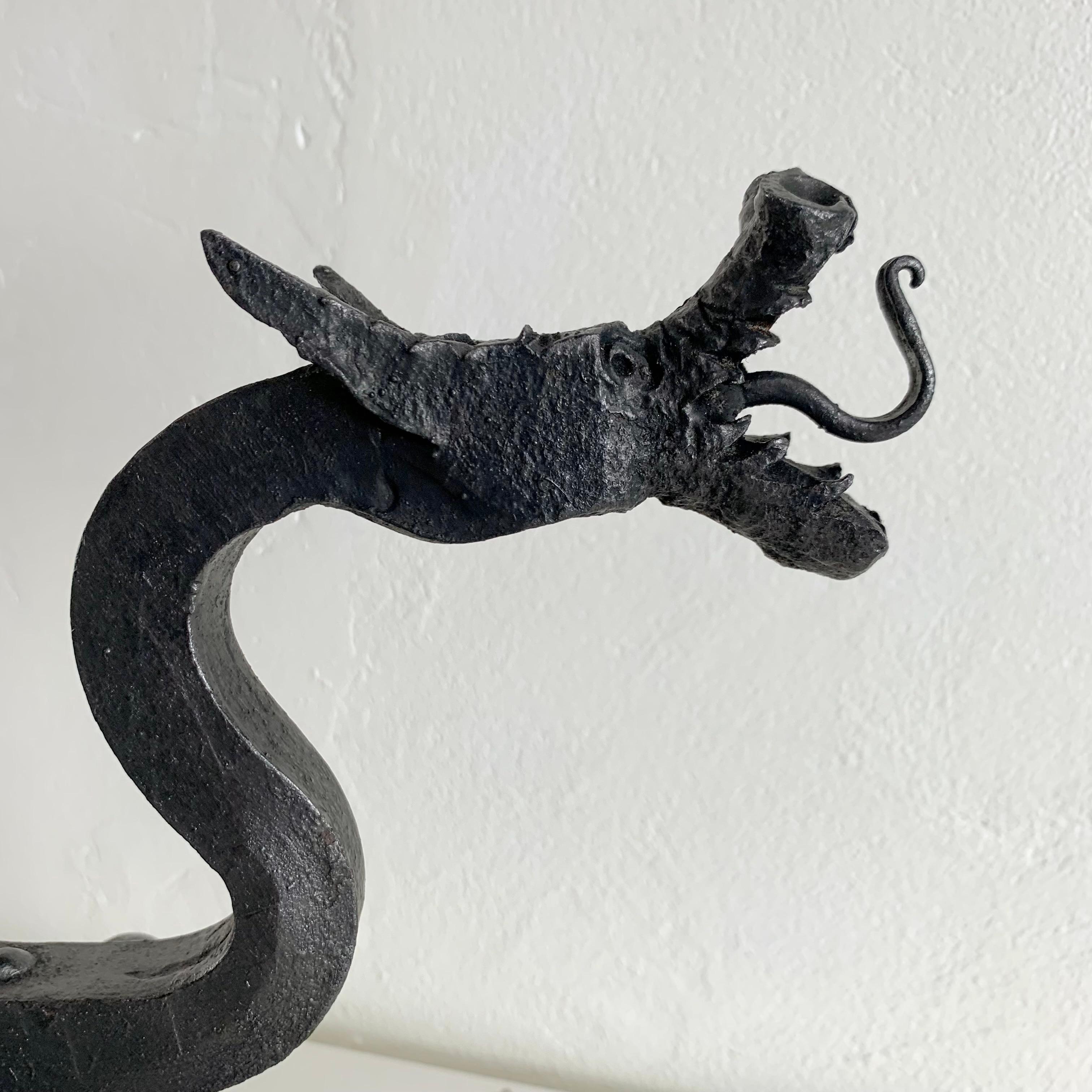 Sculptural Wrought Iron Pair Of Dragons Andirons, circa 1910, United States. In Good Condition For Sale In Brussels, BE