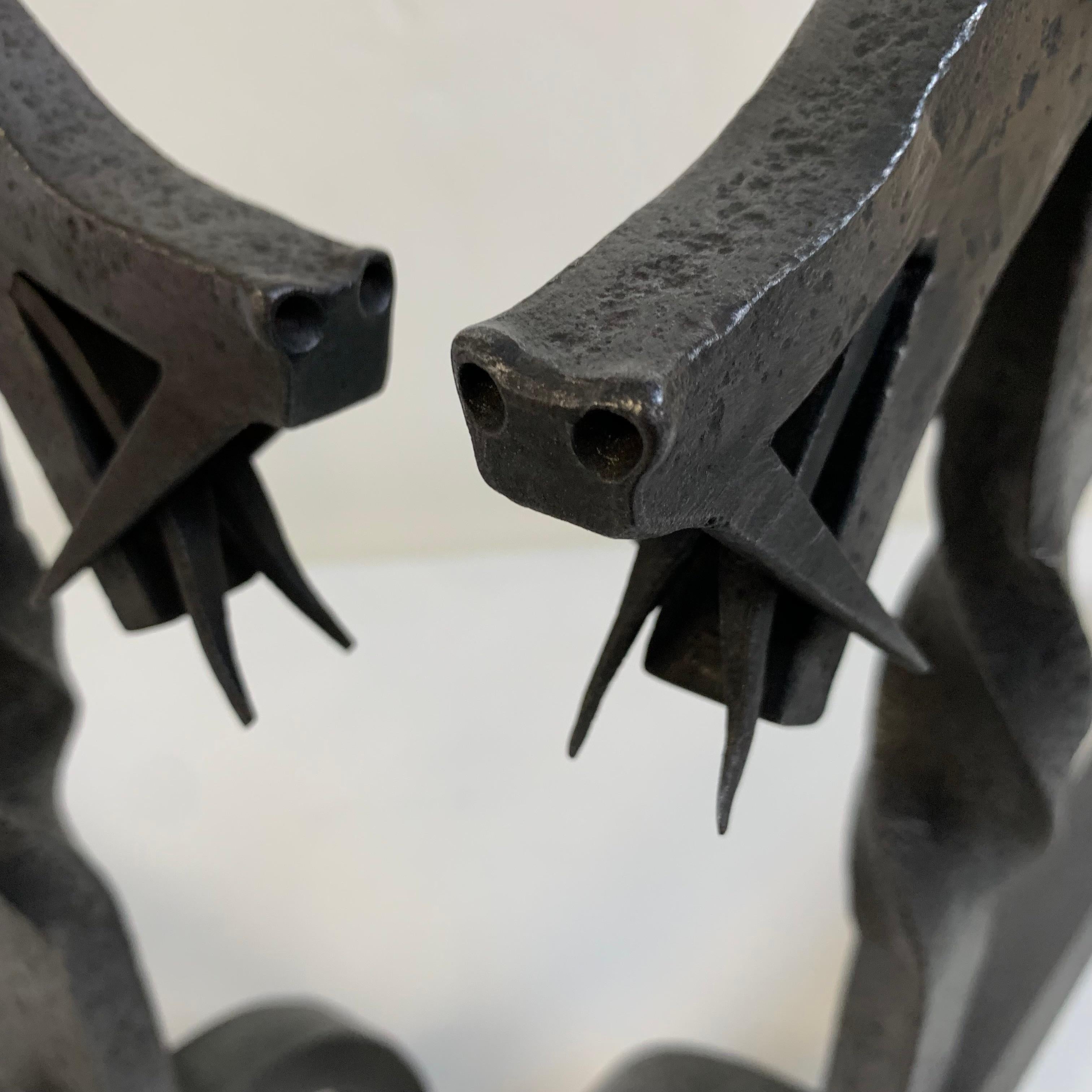 Sculpturale paire de chenets en fer forgé, vers 1960, France. en vente 4