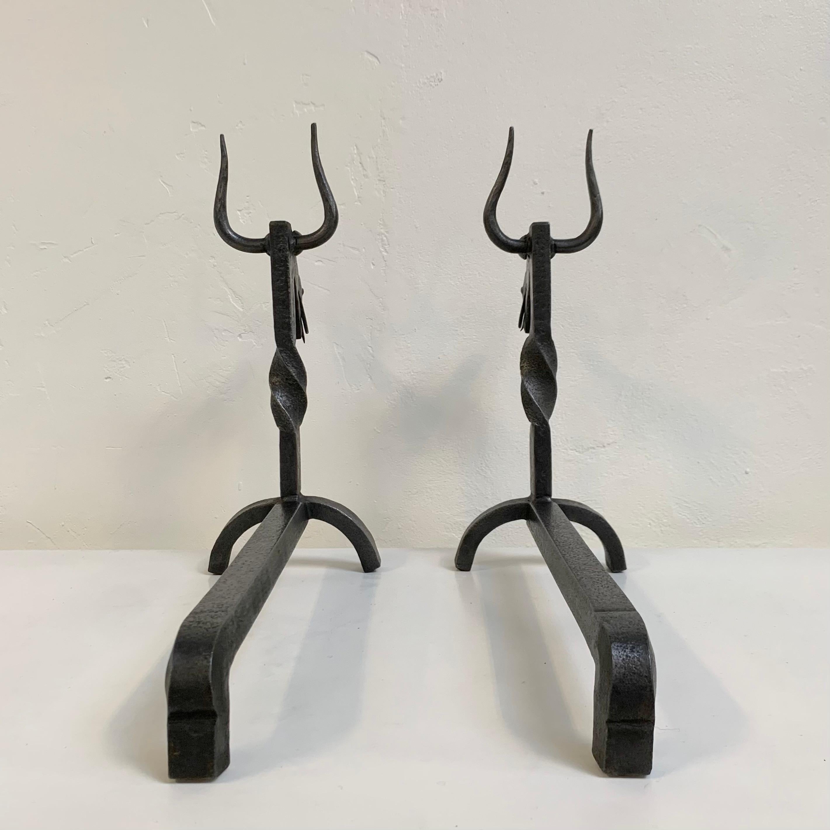 Sculpturale paire de chenets en fer forgé, vers 1960, France. en vente 6