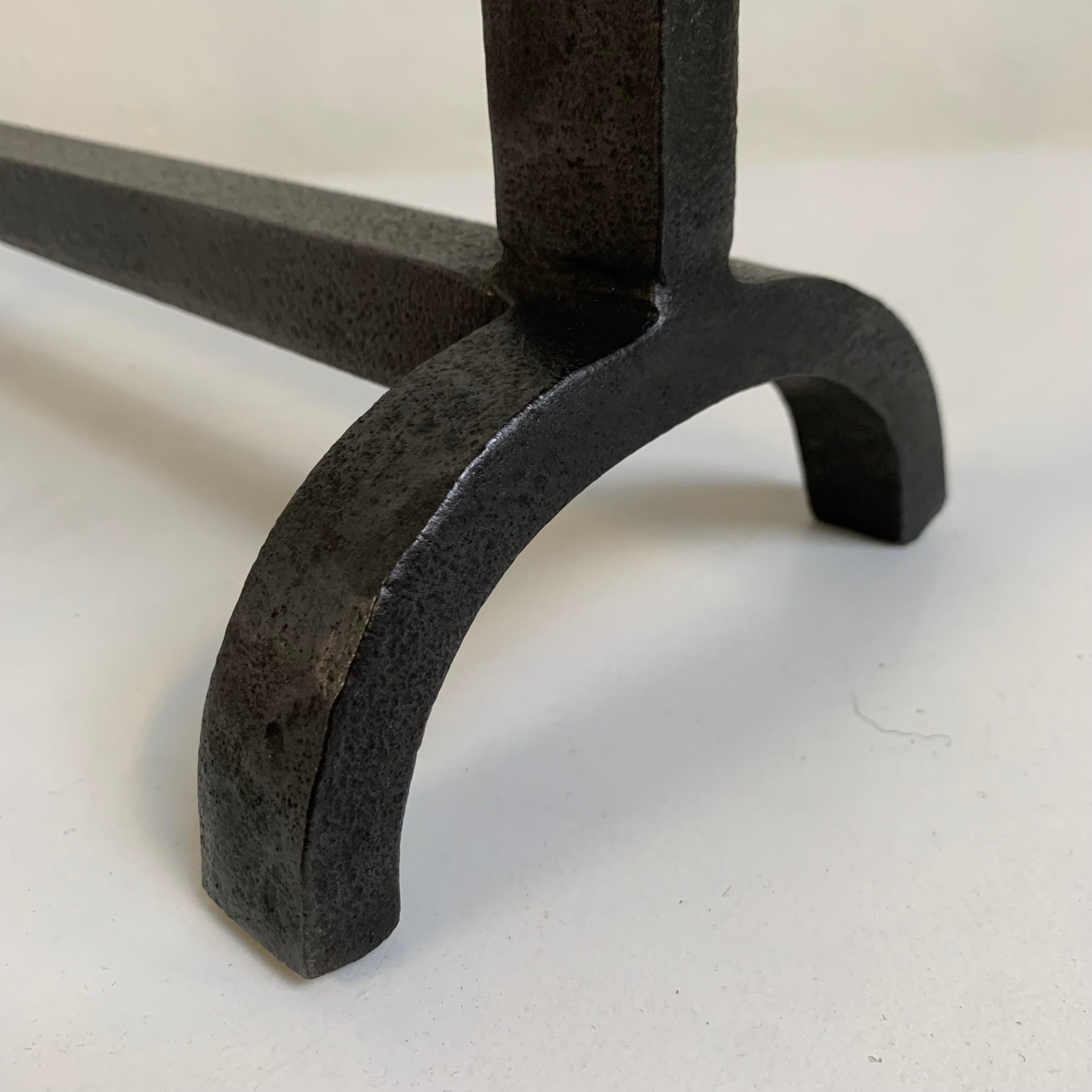 Sculpturale paire de chenets en fer forgé, vers 1960, France. en vente 7