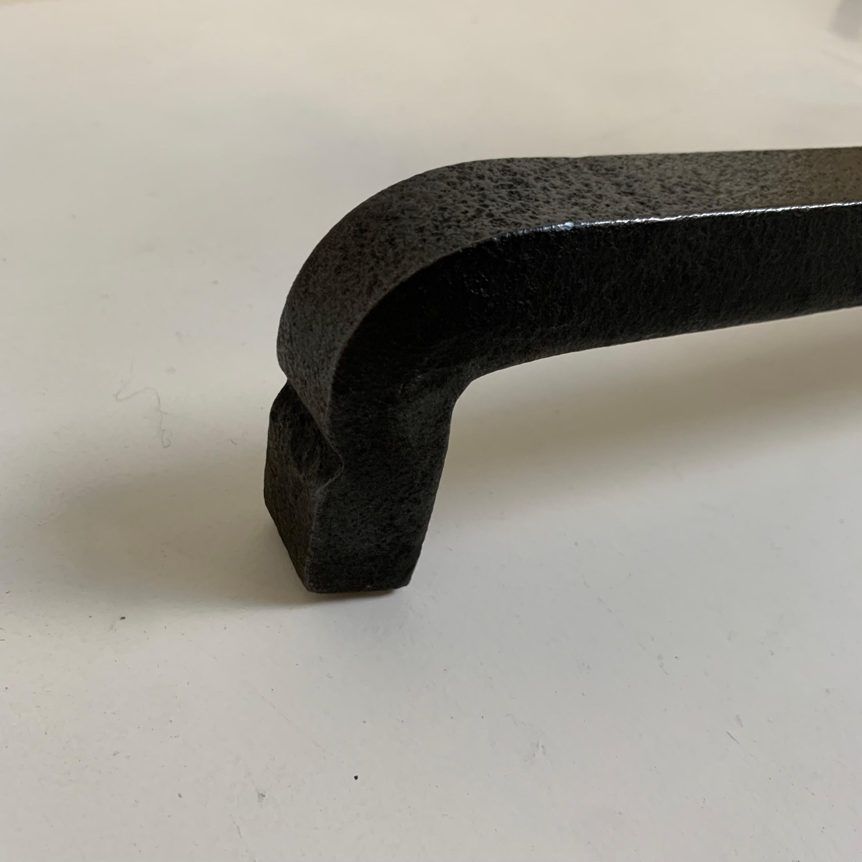 Sculpturale paire de chenets en fer forgé, vers 1960, France. en vente 8