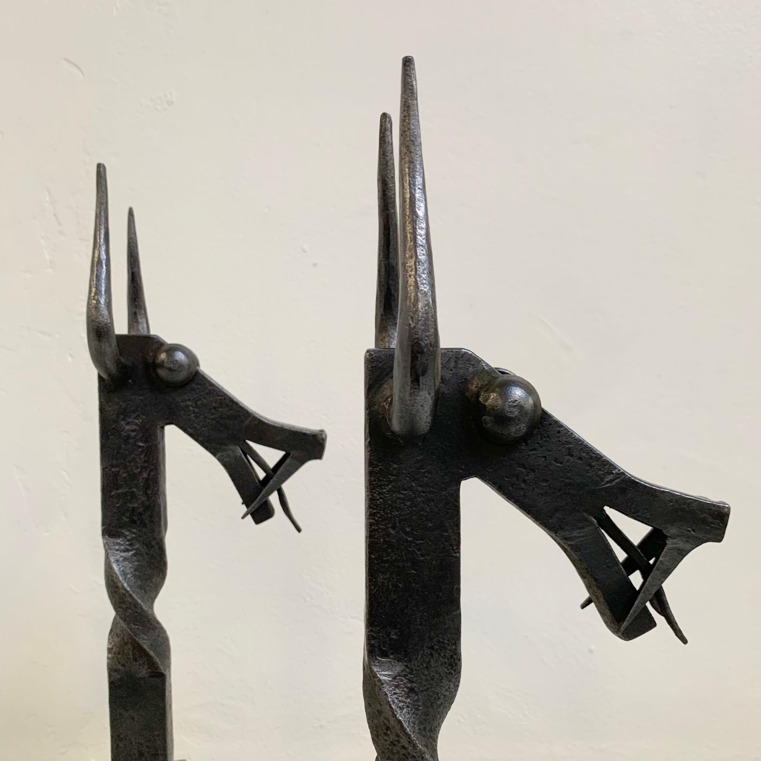 Mid-Century Modern Sculpturale paire de chenets en fer forgé, vers 1960, France. en vente