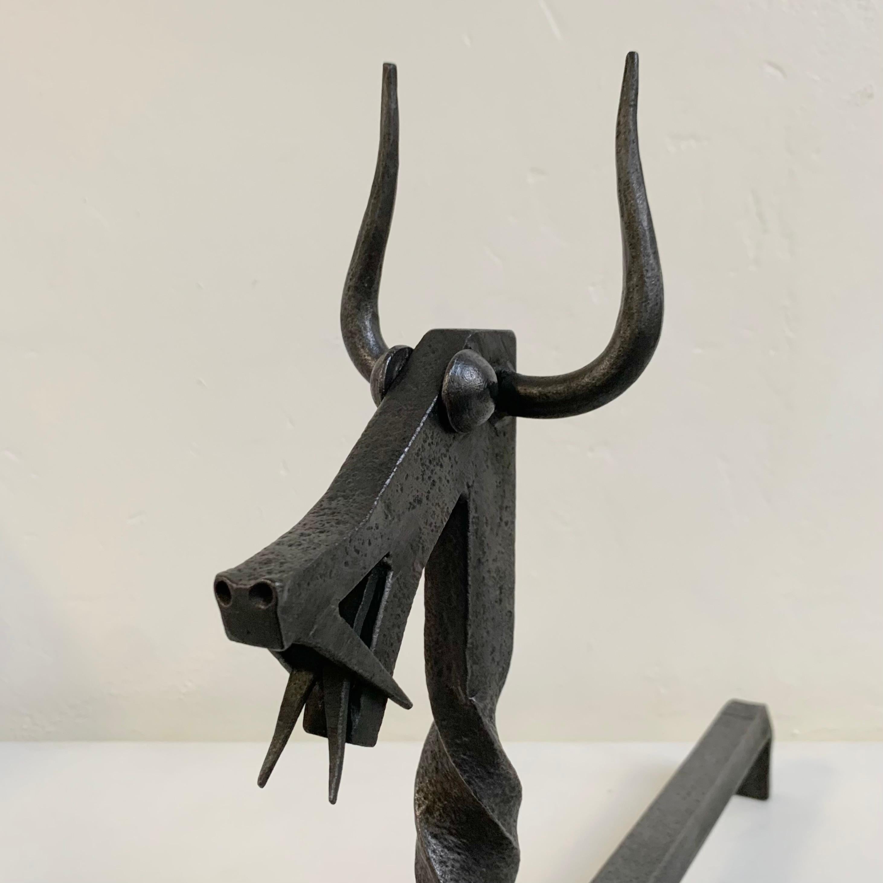 Français Sculpturale paire de chenets en fer forgé, vers 1960, France. en vente