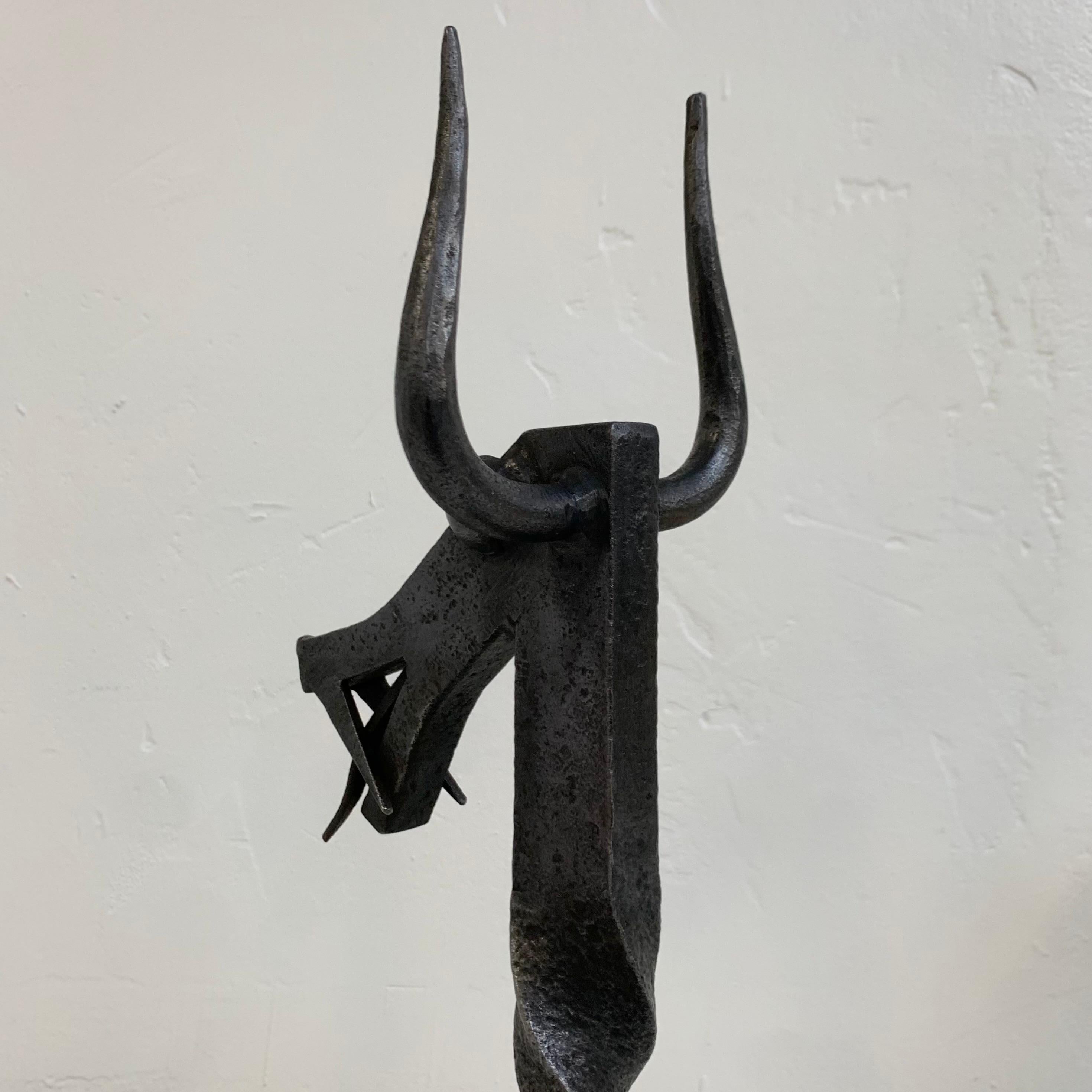 Noirci Sculpturale paire de chenets en fer forgé, vers 1960, France. en vente