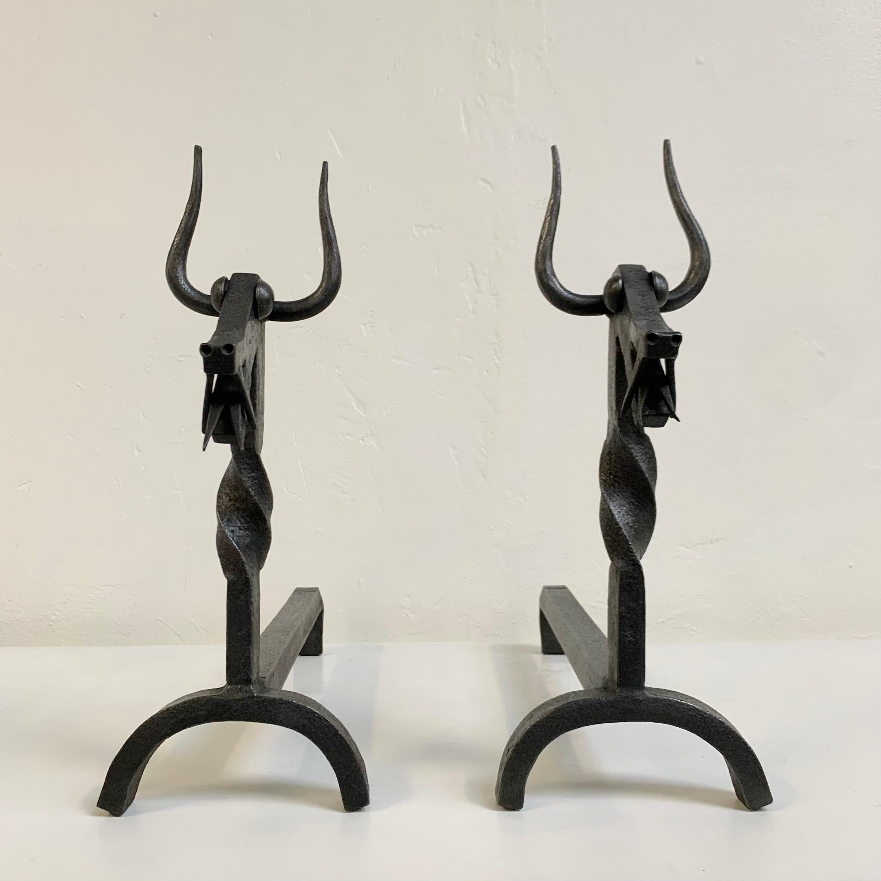 Sculpturale paire de chenets en fer forgé, vers 1960, France. Bon état - En vente à Brussels, BE