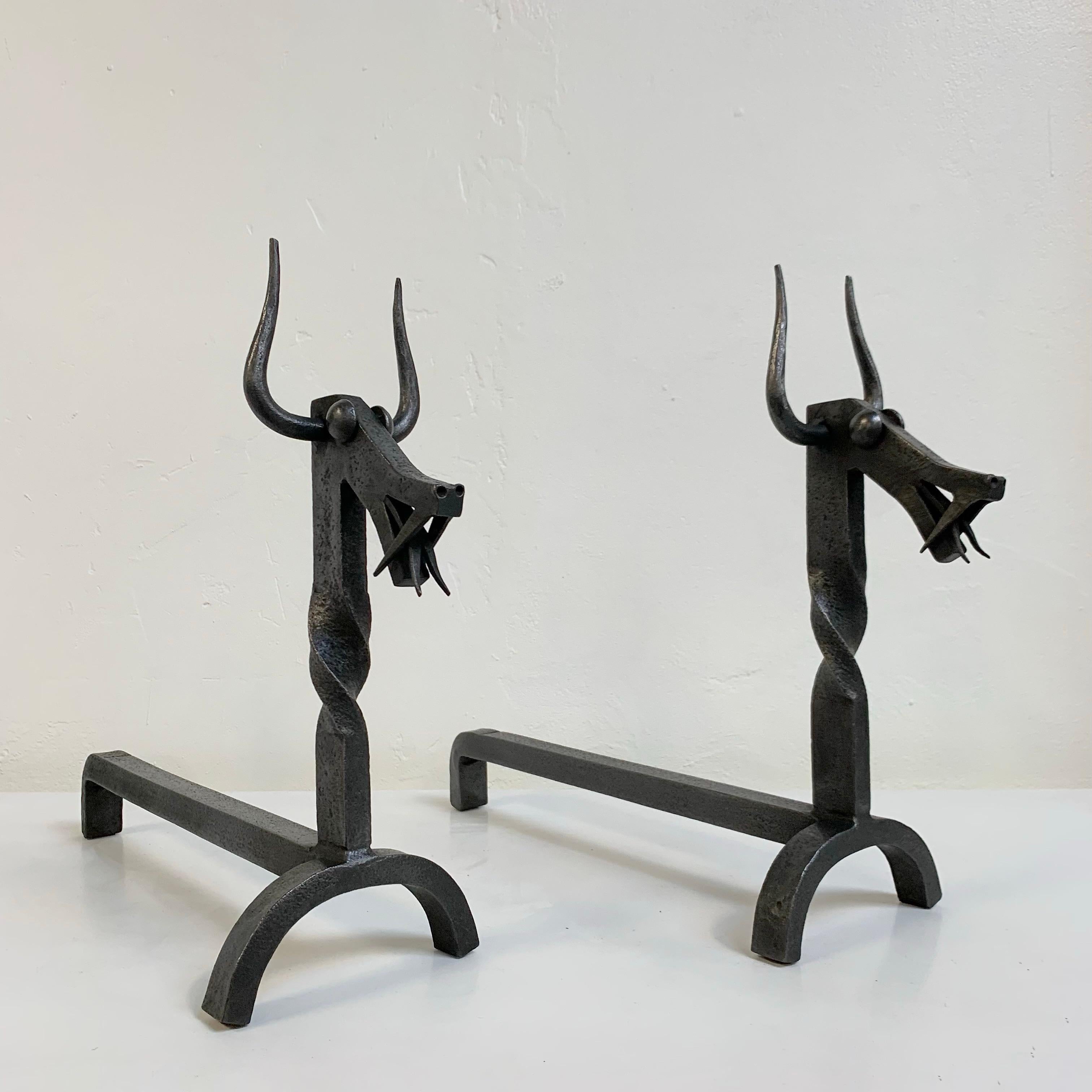 Milieu du XXe siècle Sculpturale paire de chenets en fer forgé, vers 1960, France. en vente