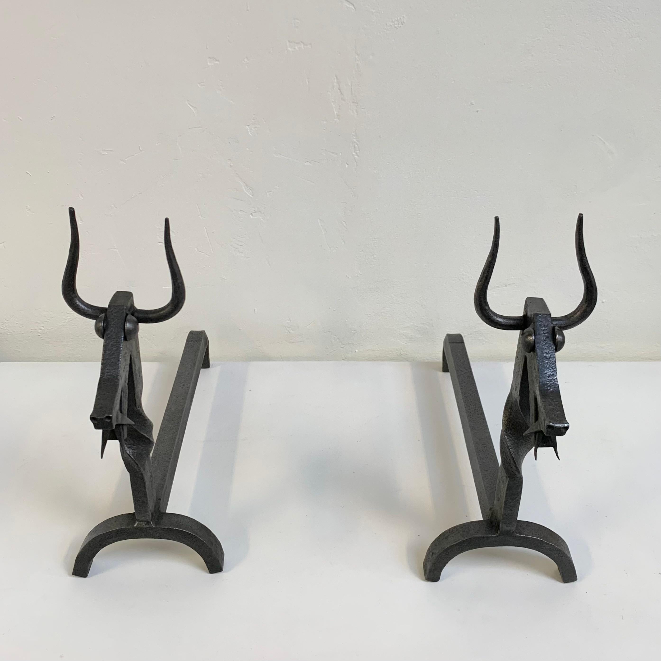 Fer forgé Sculpturale paire de chenets en fer forgé, vers 1960, France. en vente