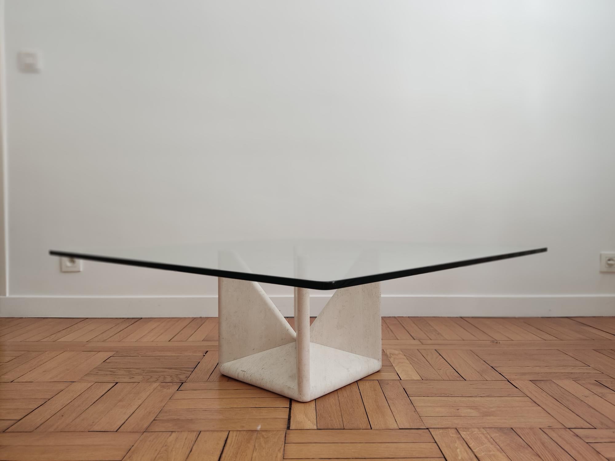 Sculpturale travertine & glass coffee table - Claude Berradacci In Good Condition For Sale In Paris, FR