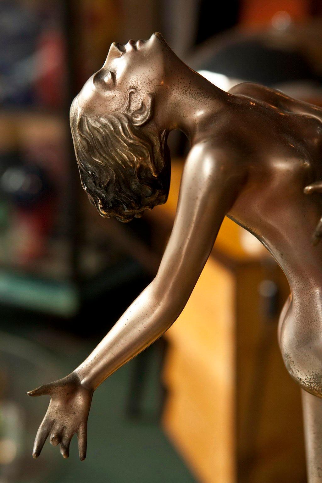 Sign: 
Lorenz Josef
(Austria, 1892-1950). Sculptor, known for its dancers. Worked along with Goldscheider in Vienna.
Materials: Bronxe and onyx with the original patina
We have specialized in the sale of Art Deco and Art Nouveau and Vintage