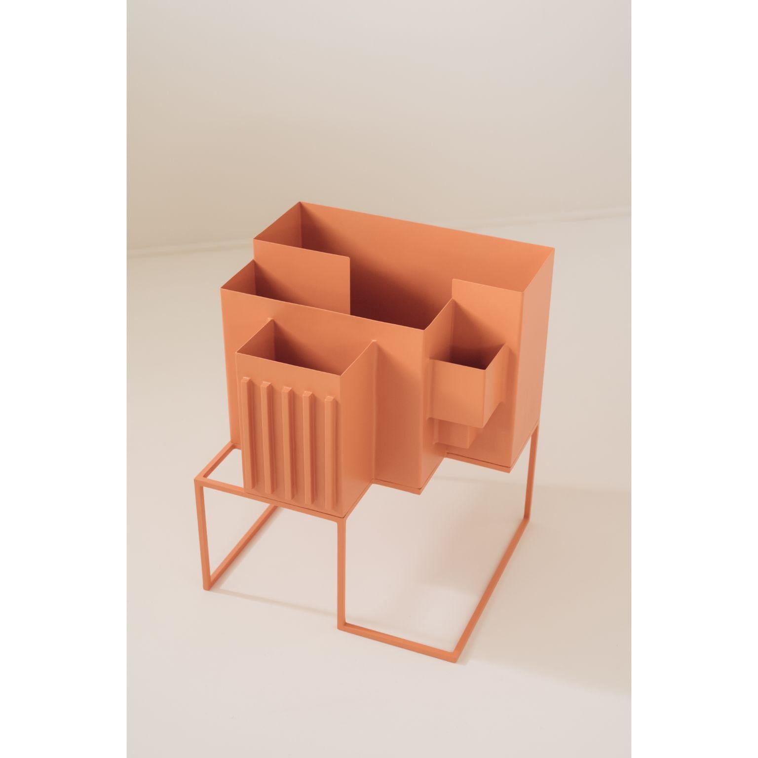 Sculpture brutaliste de Sofia Alvarado
Dimensions : D 40 x L 35 x H 48 cm
MATERIAL : Métal laqué.
Ces objets peuvent être personnalisés en fonction des couleurs proposées et des matériaux de série. 

Brutantes. Chaque objet est une sculpture