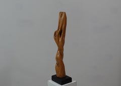 Sculpture abstraite de forme libre en chêne clair sur socle en bois noir