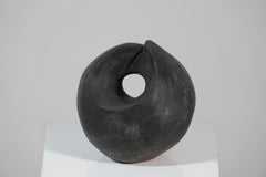 Sculpture abstraite sphérique en terre cuite noir irisé. France, vers 1980.