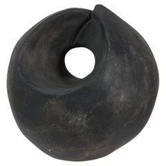Sculpture abstraite sphérique en terre cuite noir irisé. France, vers 1980.