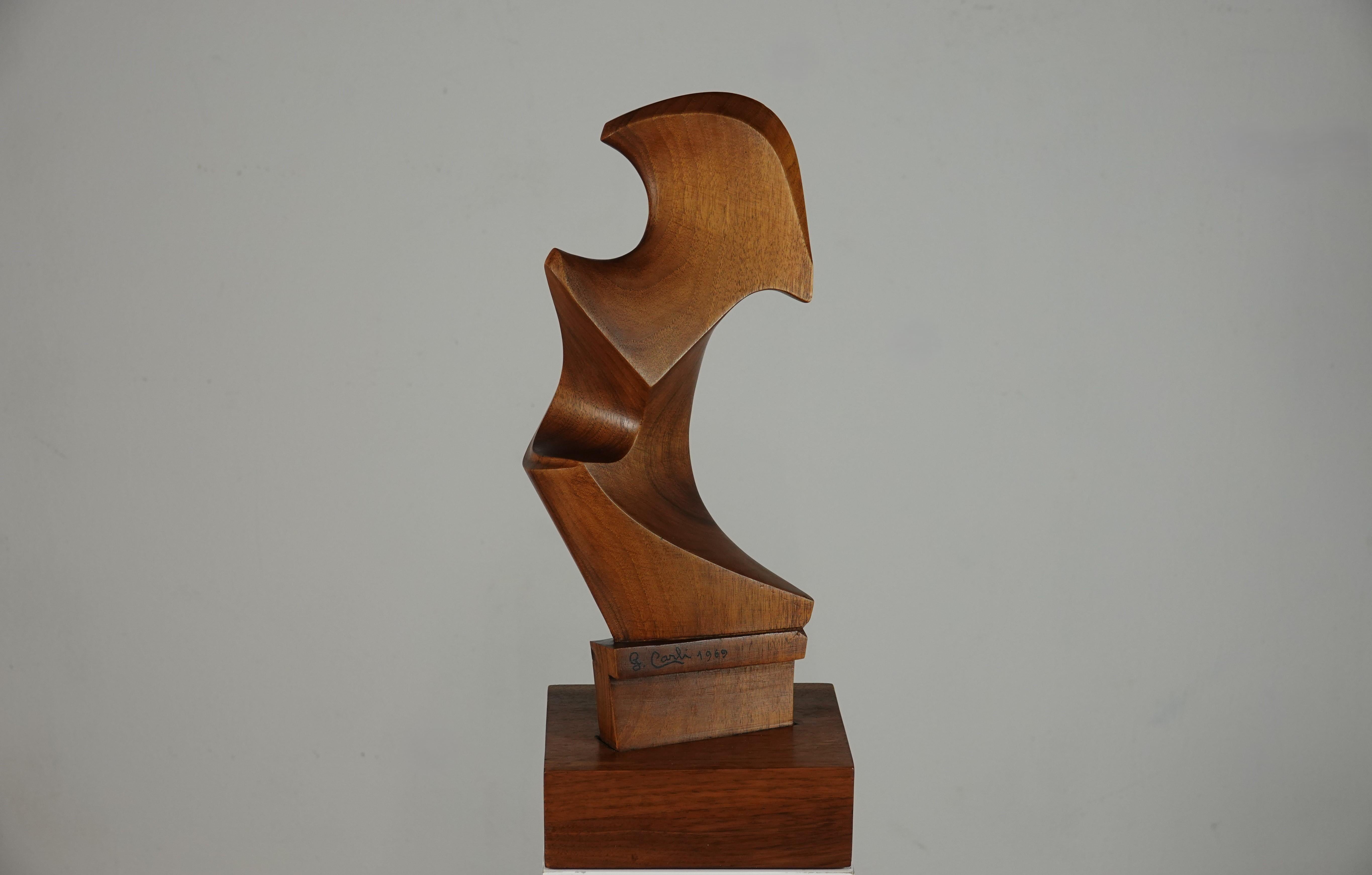 Sculpture abstraite vénitiennes par Giuseppe Carli.

En bois de noyer massif, signé et daté 1969. 

Carli est reconnu comme l'un des principaux 