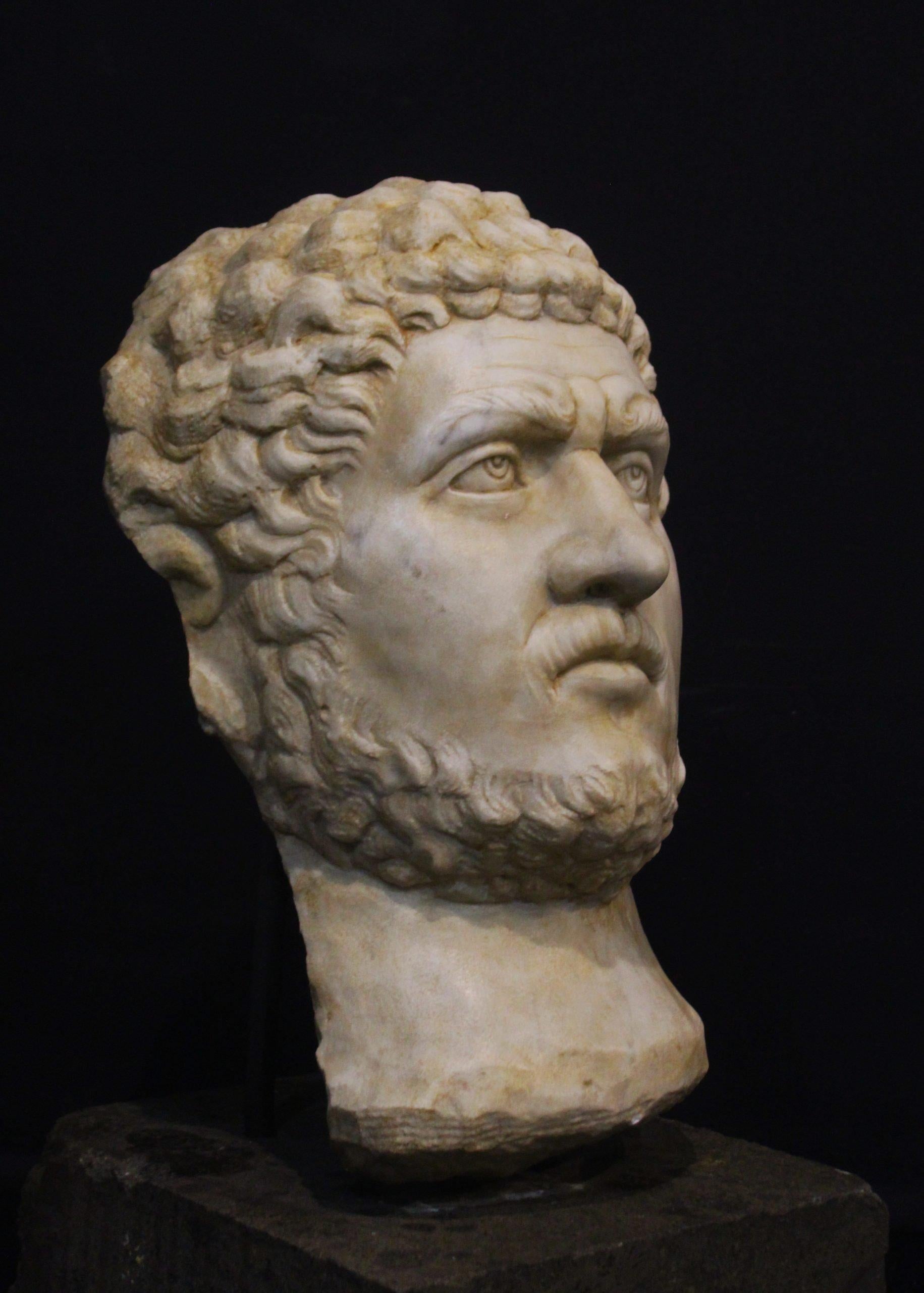 Escultura, Antigua cabeza de Caracalla, escultura de mármol, H.73 m en venta 2