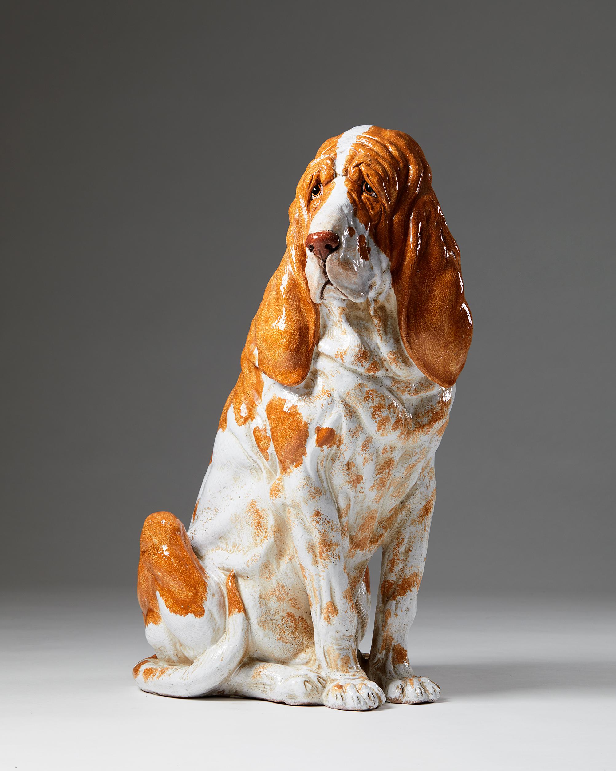 Sculpture, anonymous,
Italy 1950s.

Glazed clay.

Representing a bloodhound.

Measurements: 
H: 86 cm/ 2' 7/8