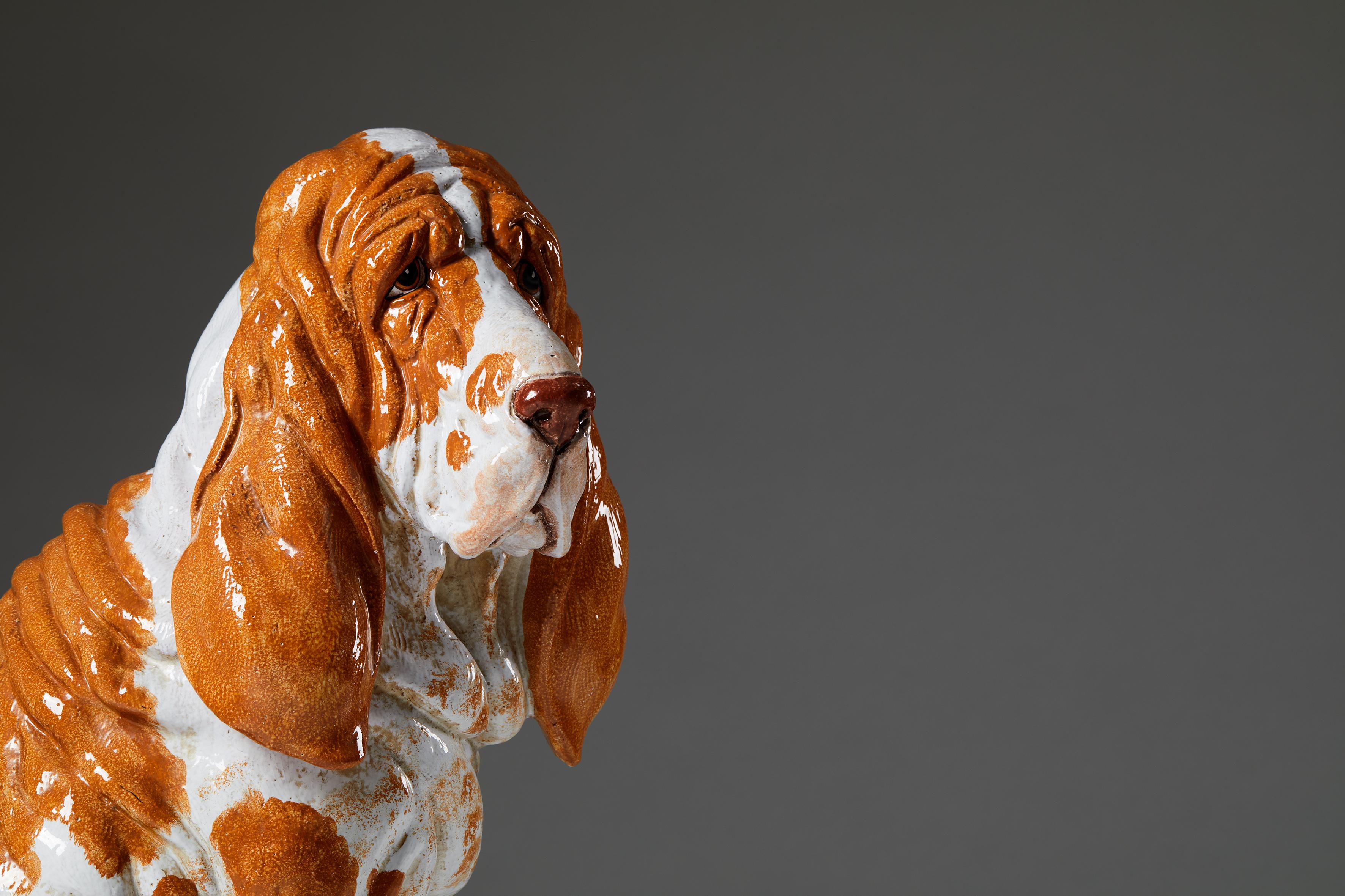 Milieu du XXe siècle Sculpture de chien de sang, anonyme, argile vernissée, Italie, années 1950 en vente